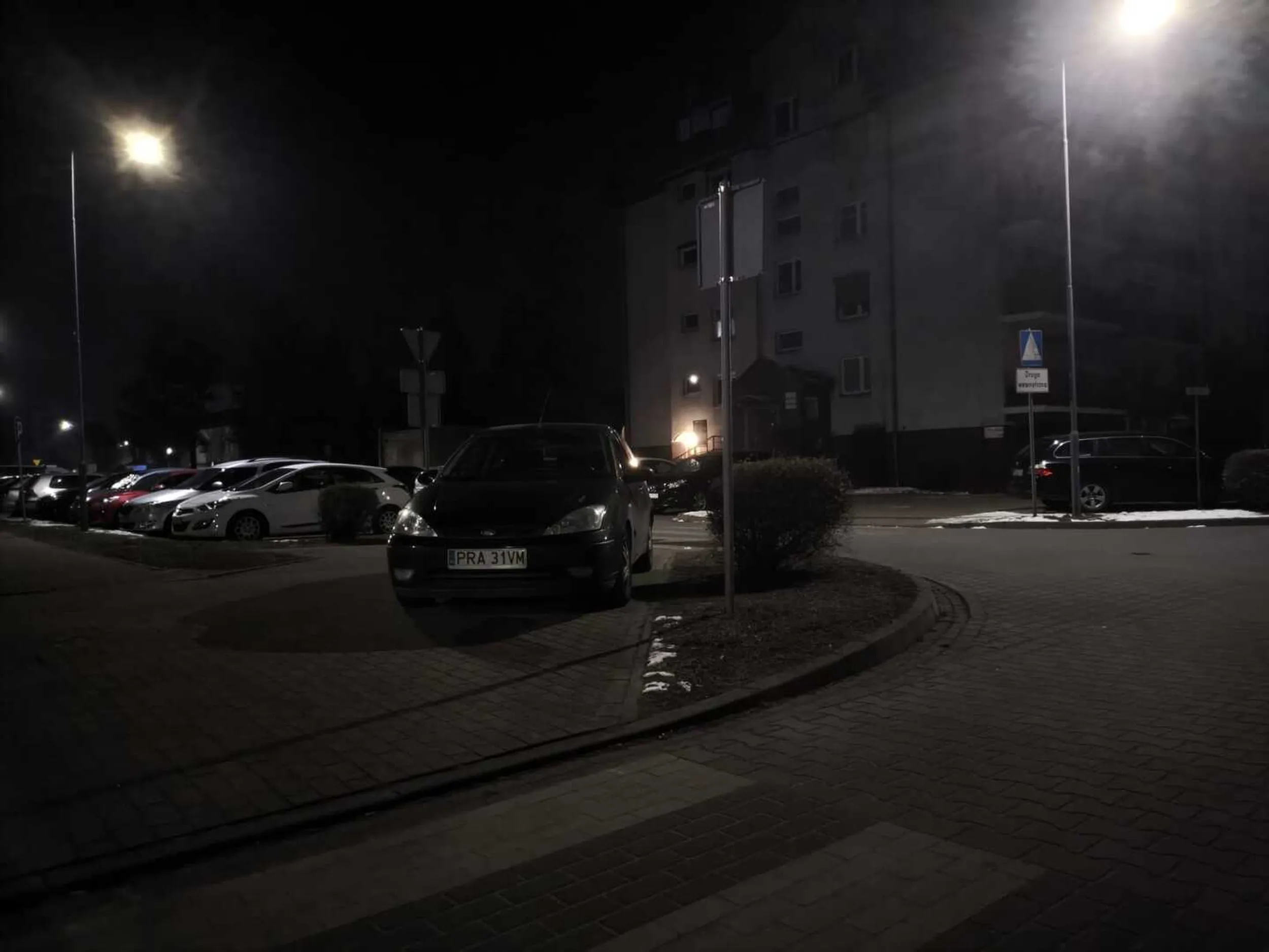 Mistrz parkowania na ulicy Miedzińskiego w Rawiczu. Art. 26 3. 3) Prawa o ruchu drogowym: Kierującemu pojazdem zabrania się jazdy wzdłuż po drodze dla pieszych lub przejściu dla pieszych.