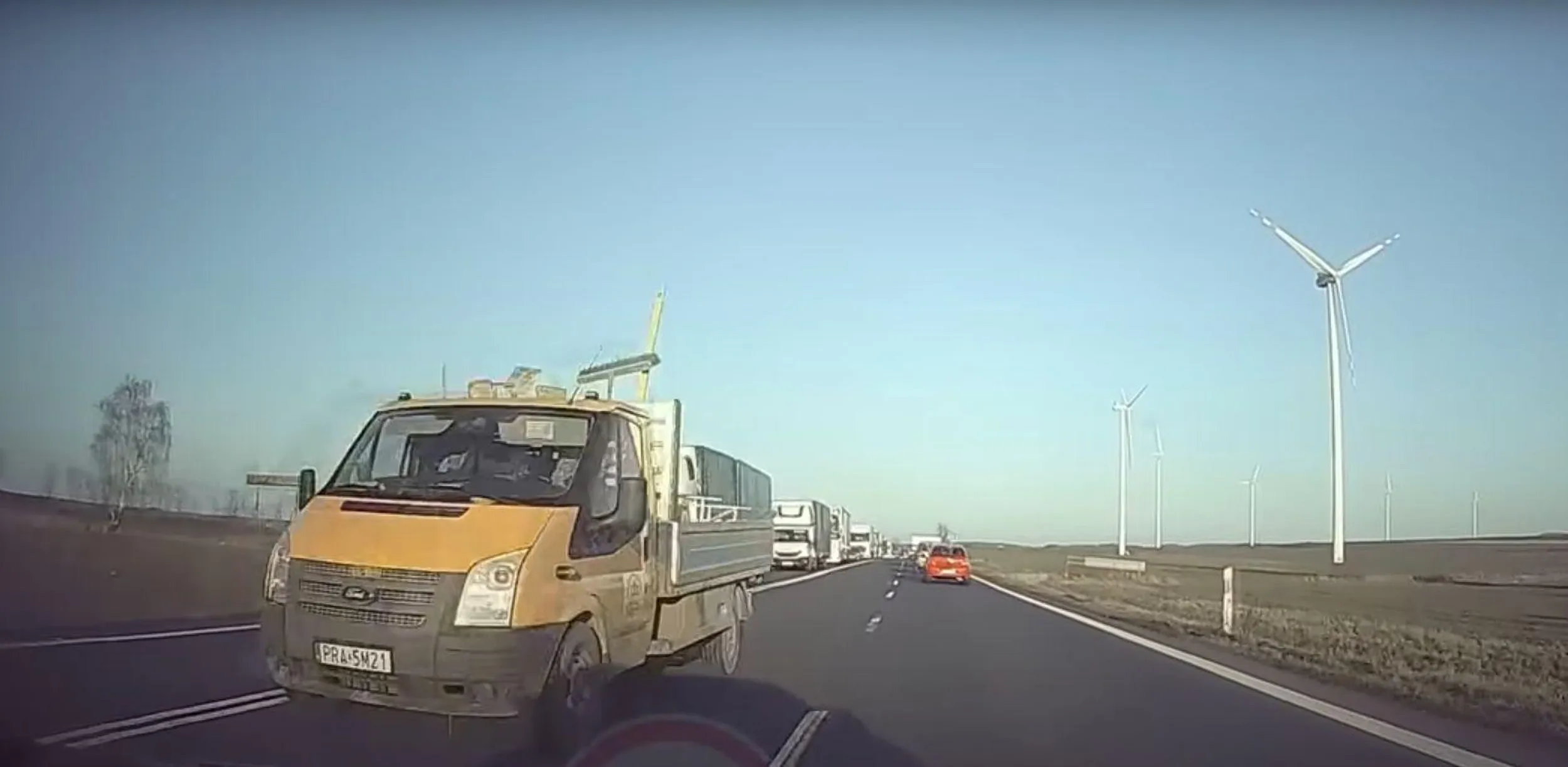 I kolejny głupek, prujący pod prąd.