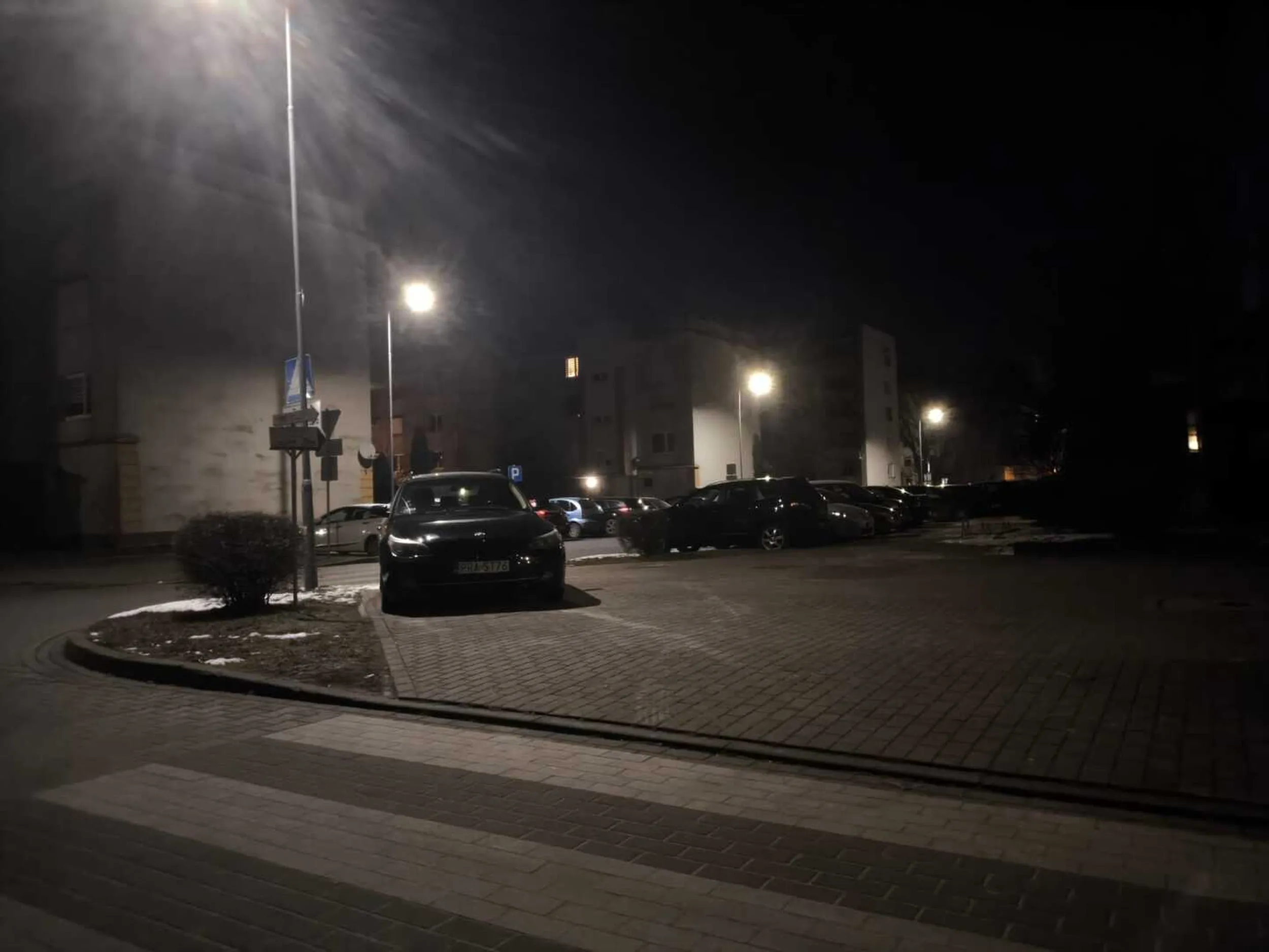 Mistrz parkowania na ulicy Miedzińskiego w Rawiczu. Art. 26 3. 3) Prawa o ruchu drogowym: Kierującemu pojazdem zabrania się jazdy wzdłuż po drodze dla pieszych lub przejściu dla pieszych.