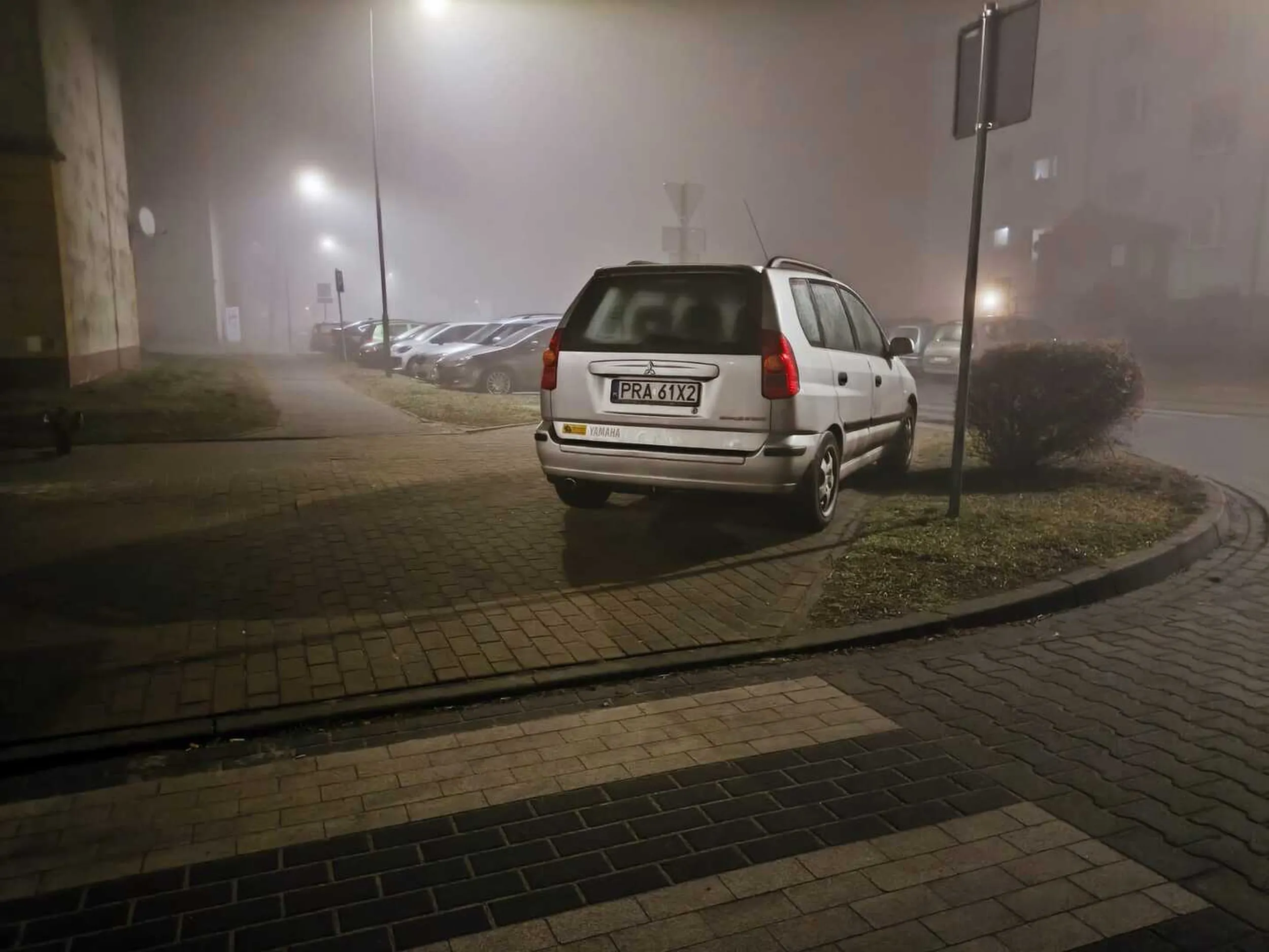 Mistrz parkowania na ulicy Miedzińskiego w Rawiczu. Art. 26 3. 3) Prawa o ruchu drogowym: Kierującemu pojazdem zabrania się jazdy wzdłuż po drodze dla pieszych lub przejściu dla pieszych.