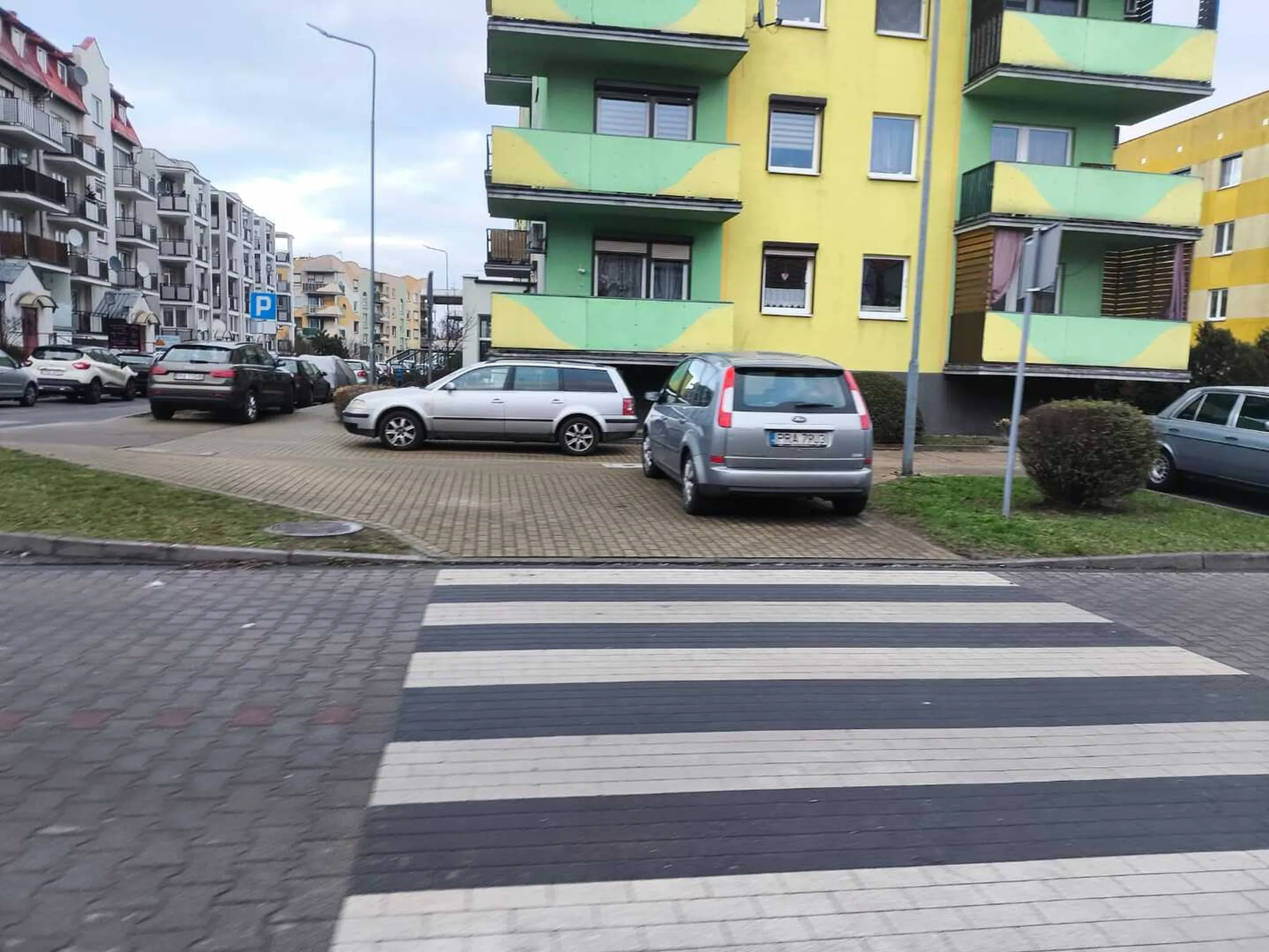 Mistrz parkowania na ulicy Miedzińskiego w Rawiczu. Art. 26 3. 3) Prawa o ruchu drogowym: Kierującemu pojazdem zabrania się jazdy wzdłuż po drodze dla pieszych lub przejściu dla pieszych.