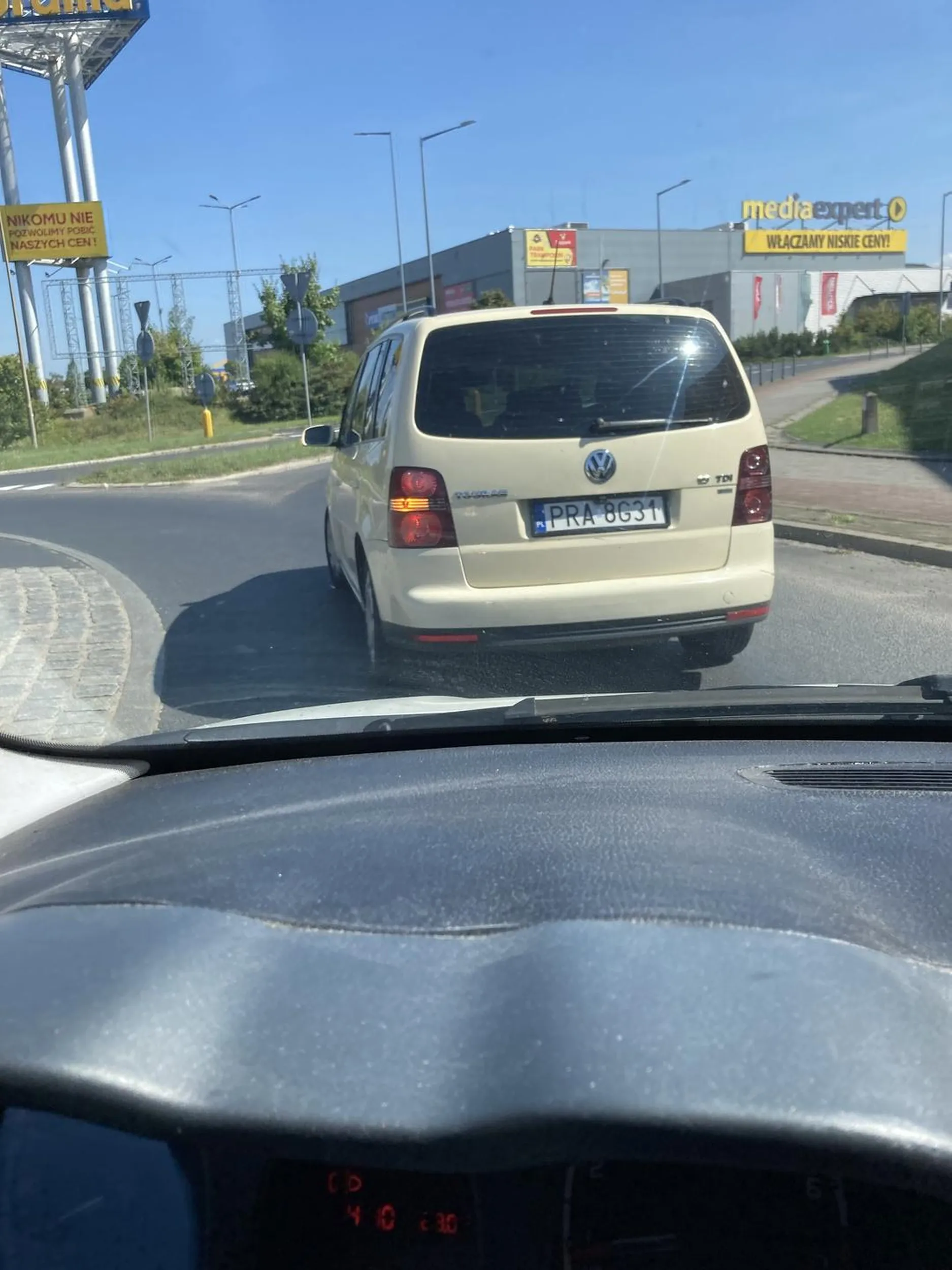 Dziadek oddaj już to prawo jazdy i nie wsiadaj nigdy więcej za kierownice. To co ty na tej drodze odpierda*asz przechodzi ludzkie pojęcie