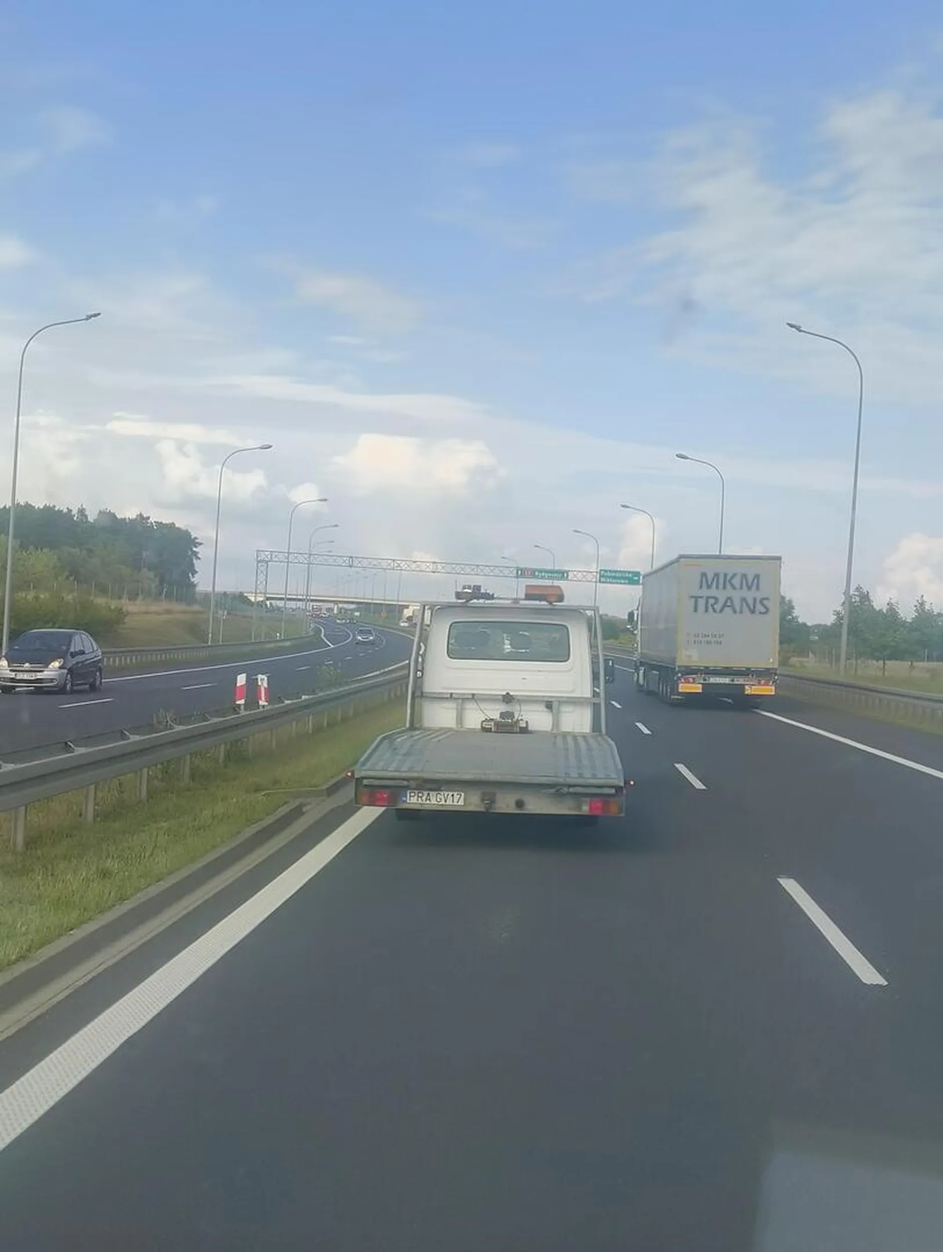 Młody kierowca blokuje lewy pas na autostradzie mając wolny prawy pas zmuszając innych kierowców do wyprzedzania ich po prawej stronie.