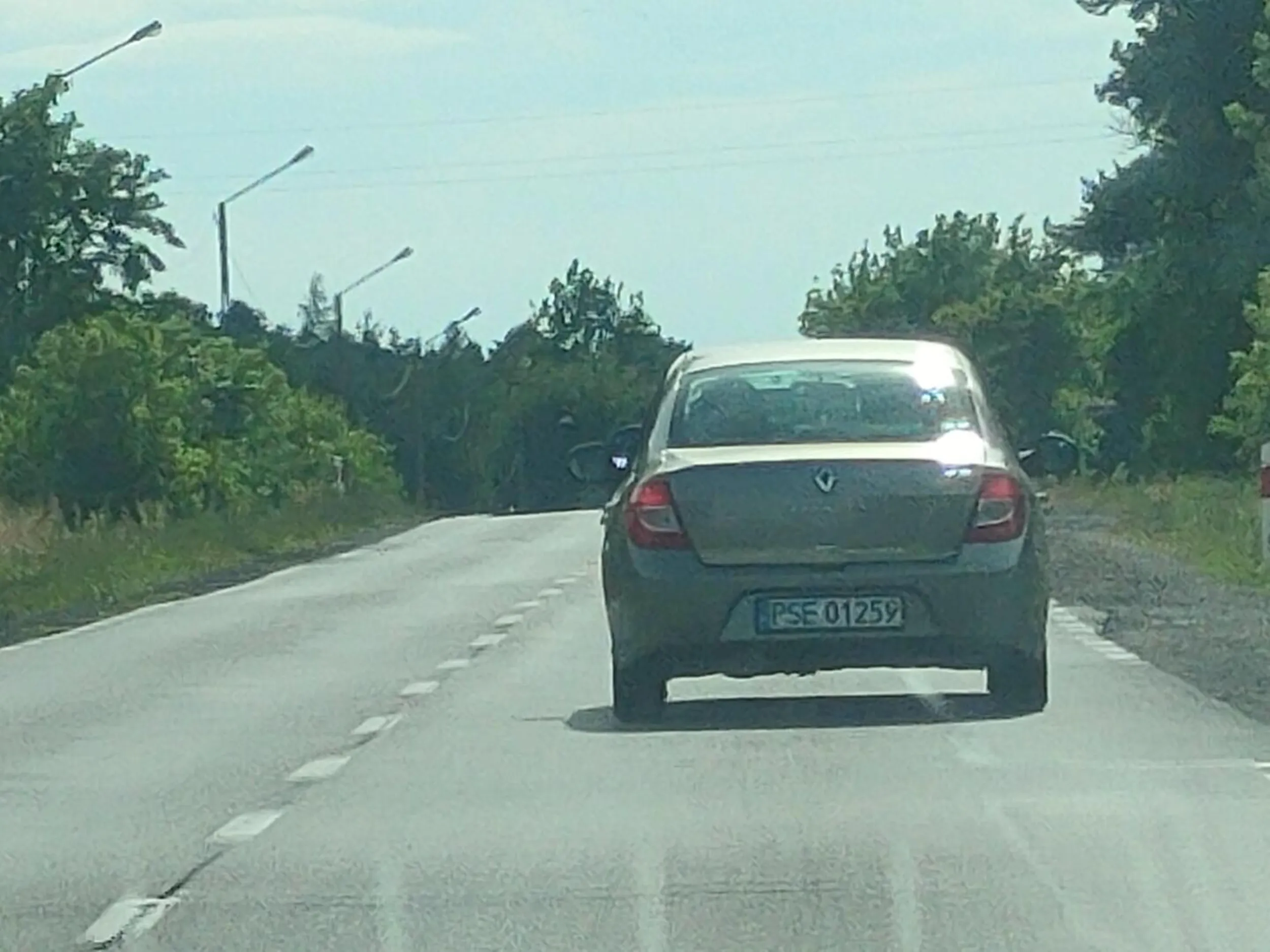 Kierowca młody, nie umie się zachować na drodze, pokazuje losowo środkowy palec i driftuje na rondzie