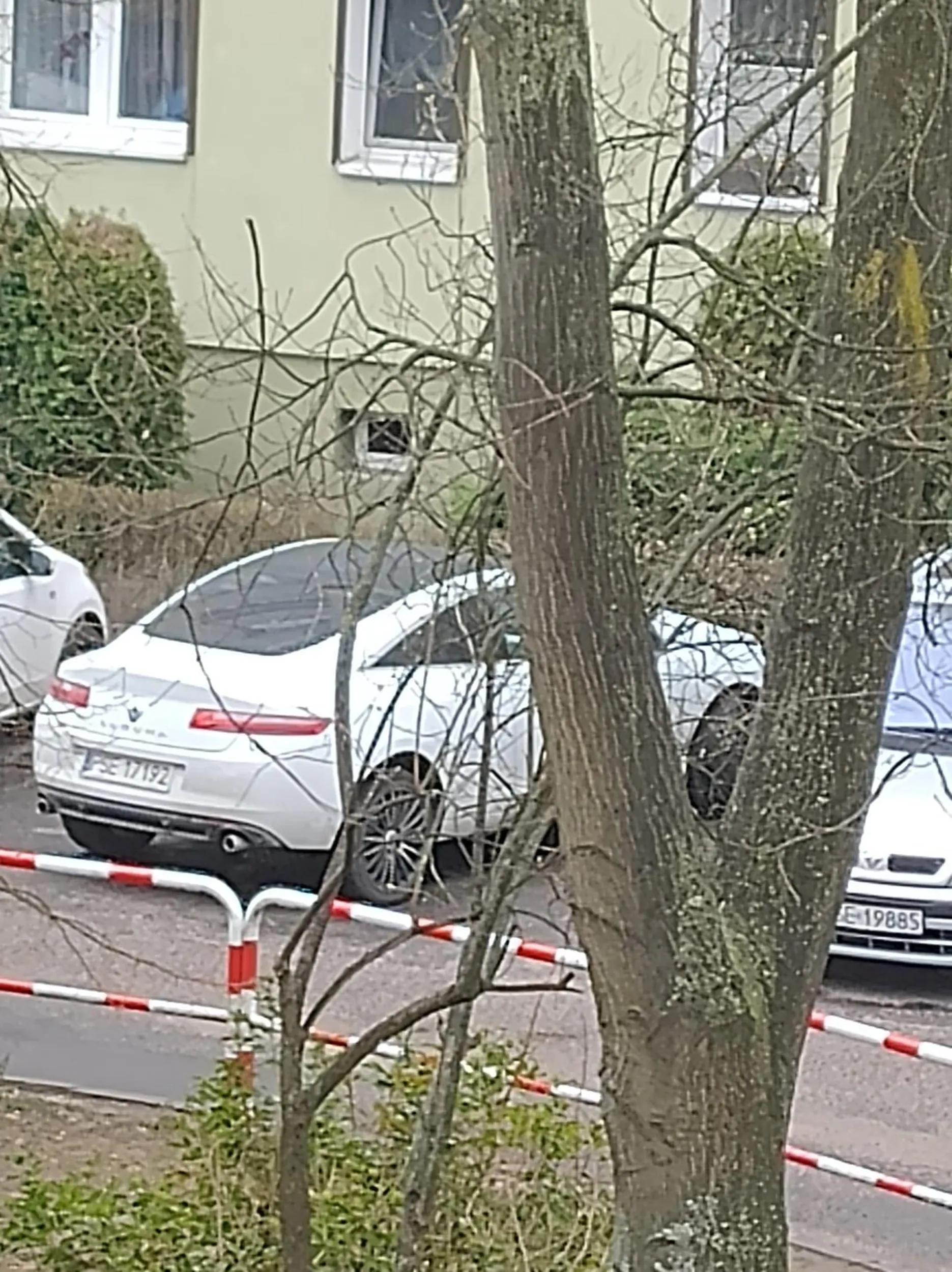 jakas ruda baba nie potrafi parkowac renault laguna. stoi na parkingu jak jakis pociag