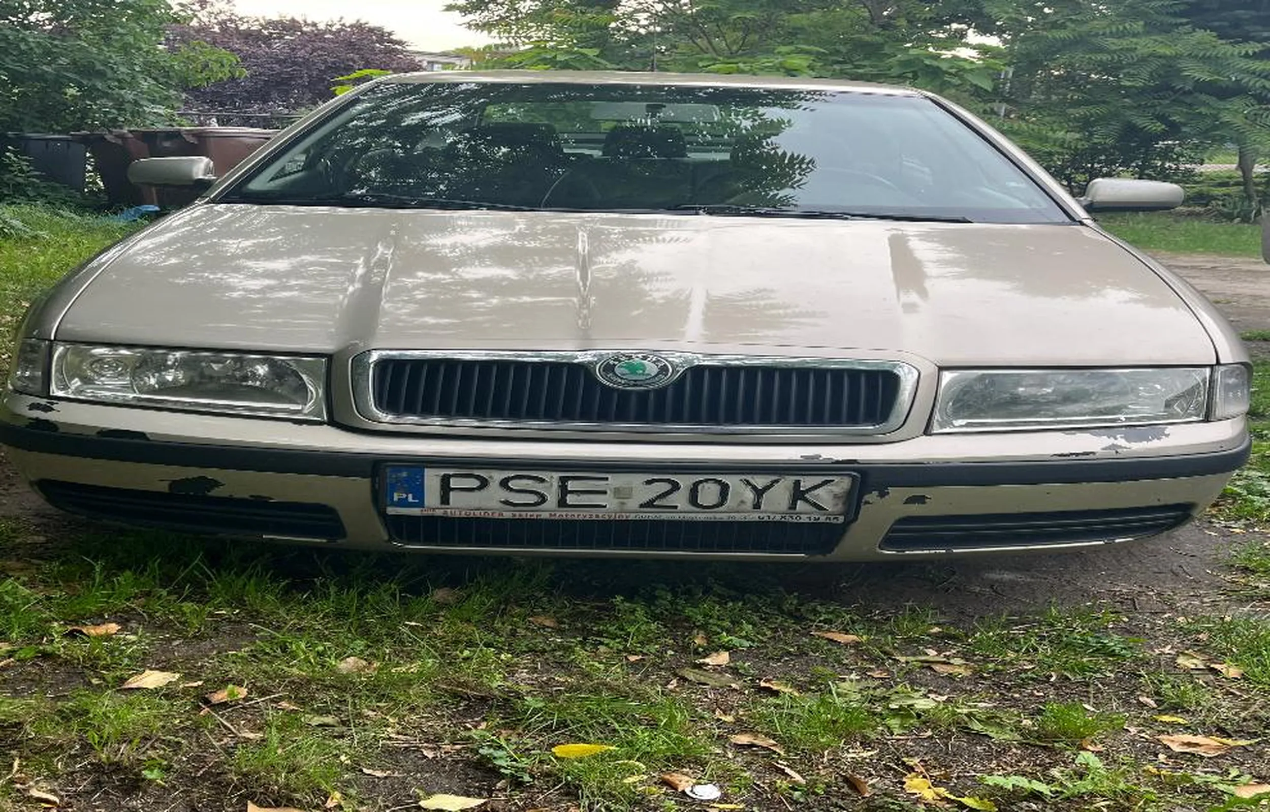 Ta boża maszyna jest nie wiarygodna, kierowca tym bardziej. Z tego co wiem skoda jest na przód napęd a ostatnio widziałem jak leci bokiem na rondzie. Na obwodnicy strach się bać, ścigałem się z nim i nie da się wygrać miałem 230 na budziku a on zostawiał mnie w tyle i to z chmurą spalin