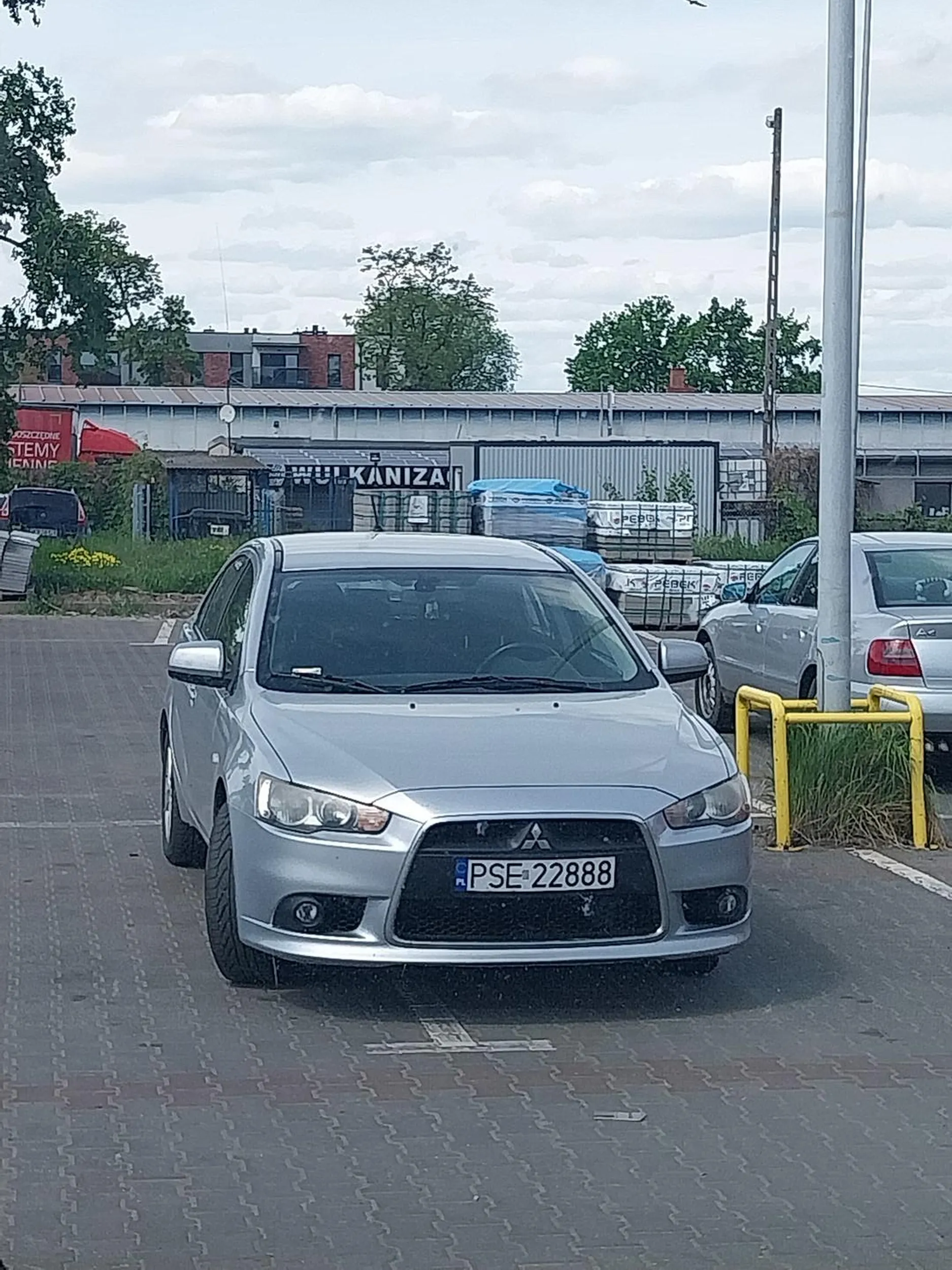 Aż tak ciężko zaparkować w wyznaczonym miejscu? Na dodatek cały parking praktycznie wolny