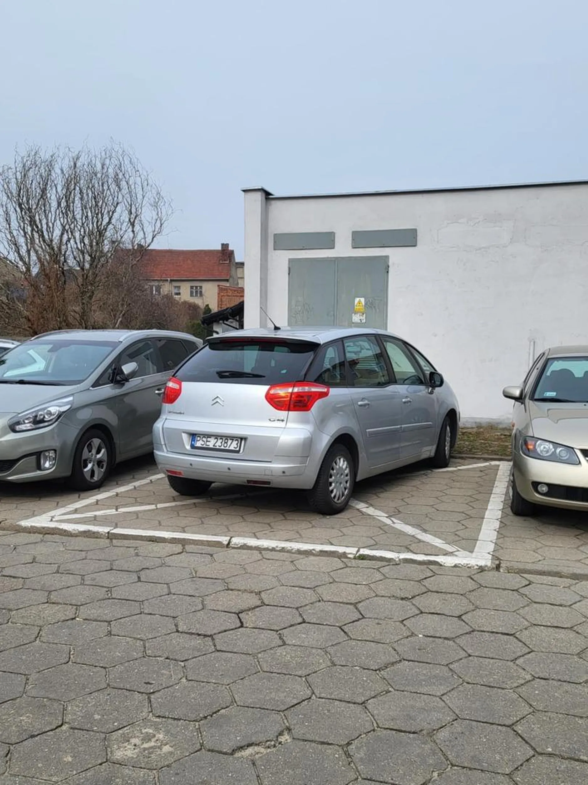 Kierujący tym pojazdem ewidentnie nie radzi sobie z respektowaniem kodeksu ruchu drogowego. Oprócz tego na pewno ma duże problemy ze wzrokiem. Zalecam wizytę u okulisty i dodatkowy kurs parkowania.