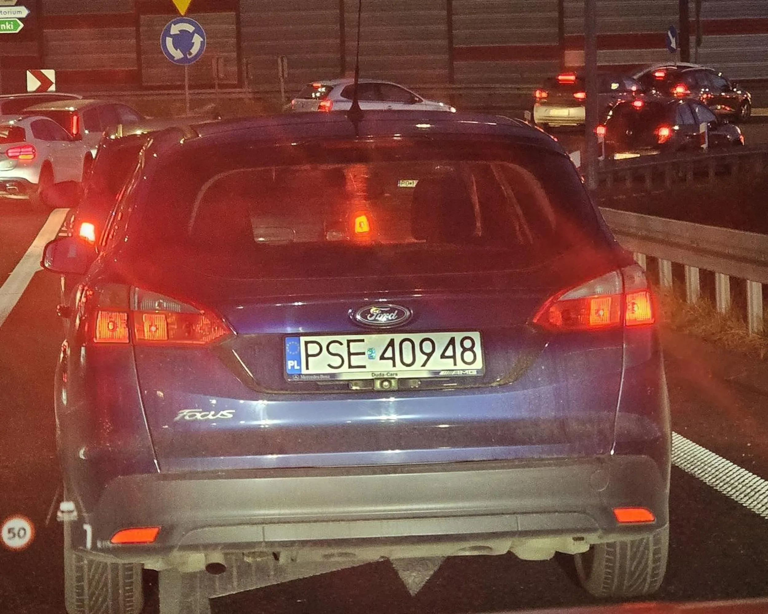 Siedzi na zderzaku, zajeżdża drogę, wyprzedza na trzeciego. Skonczy na drzewie, oby sam.