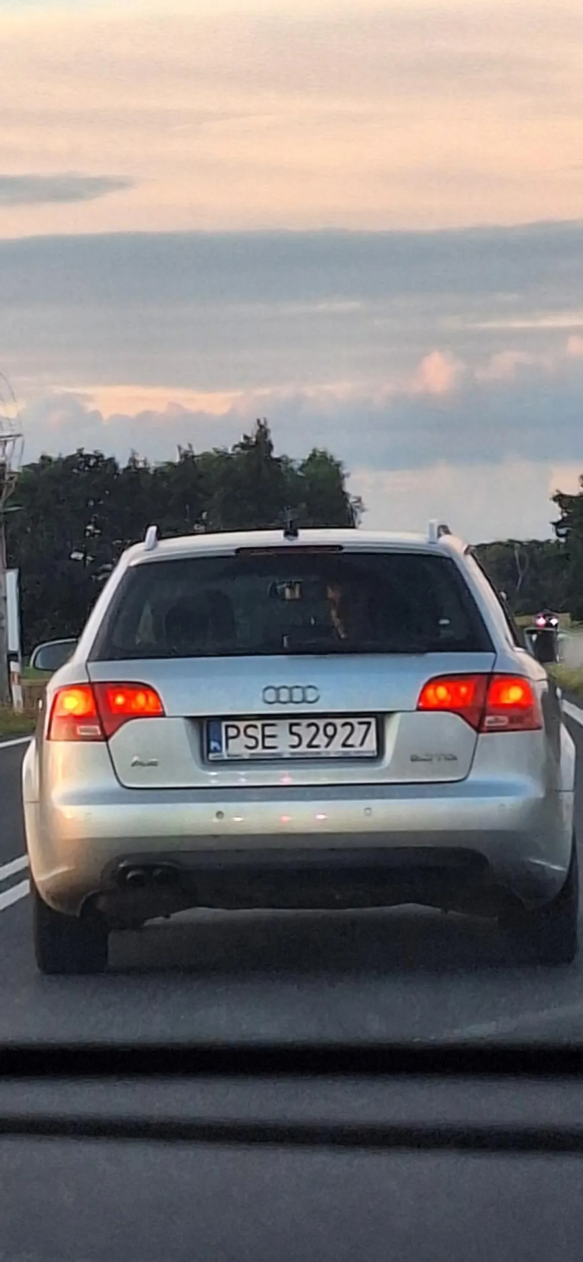 Jakiś cymbal z audi caly czas sie obraca.