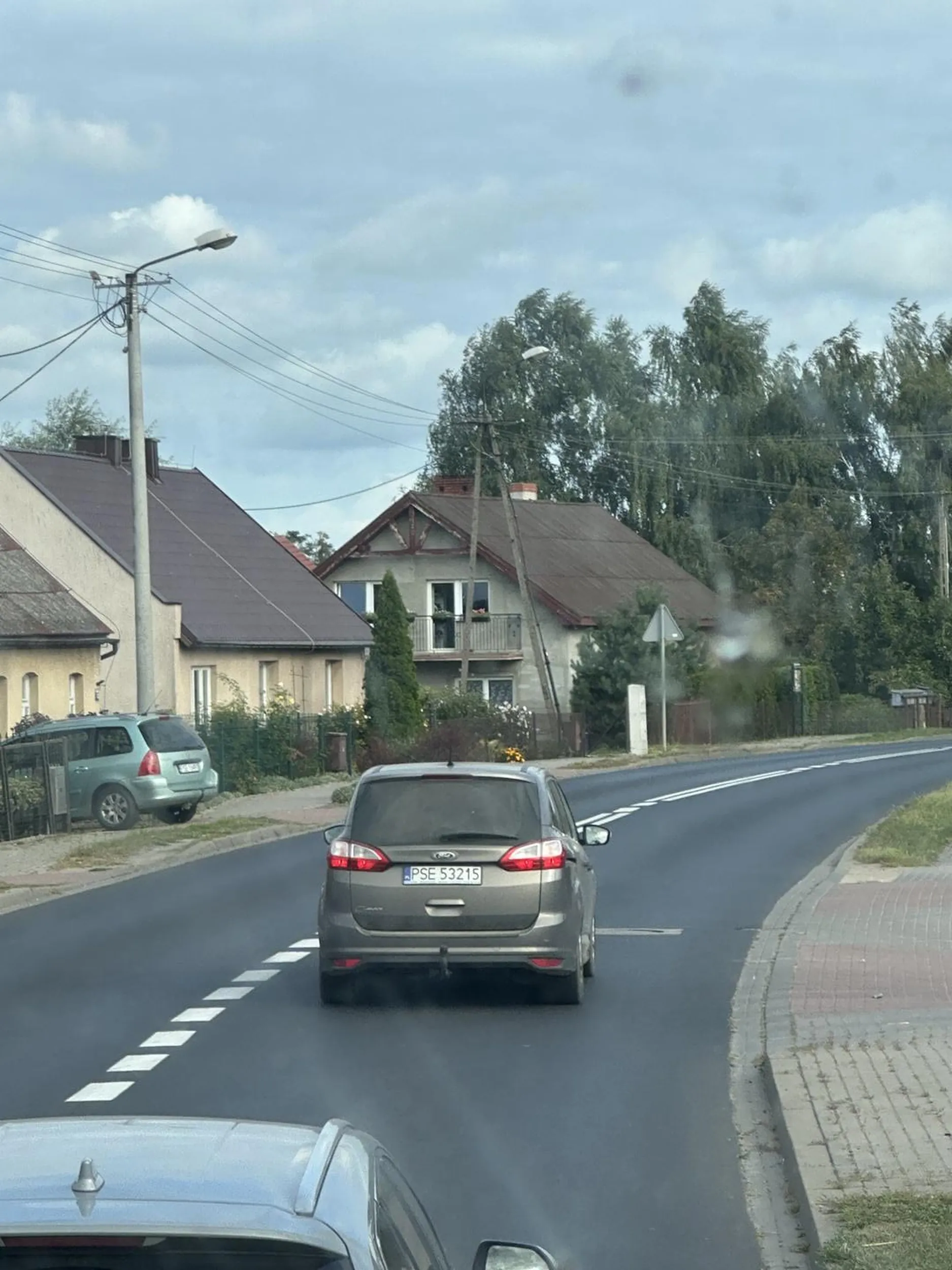 Wyjeżdża z pola nie patrząc na pojazdy z głównej drogi, zamula i nie potrafi utrzymać prędkości ani skupić się na jeździe