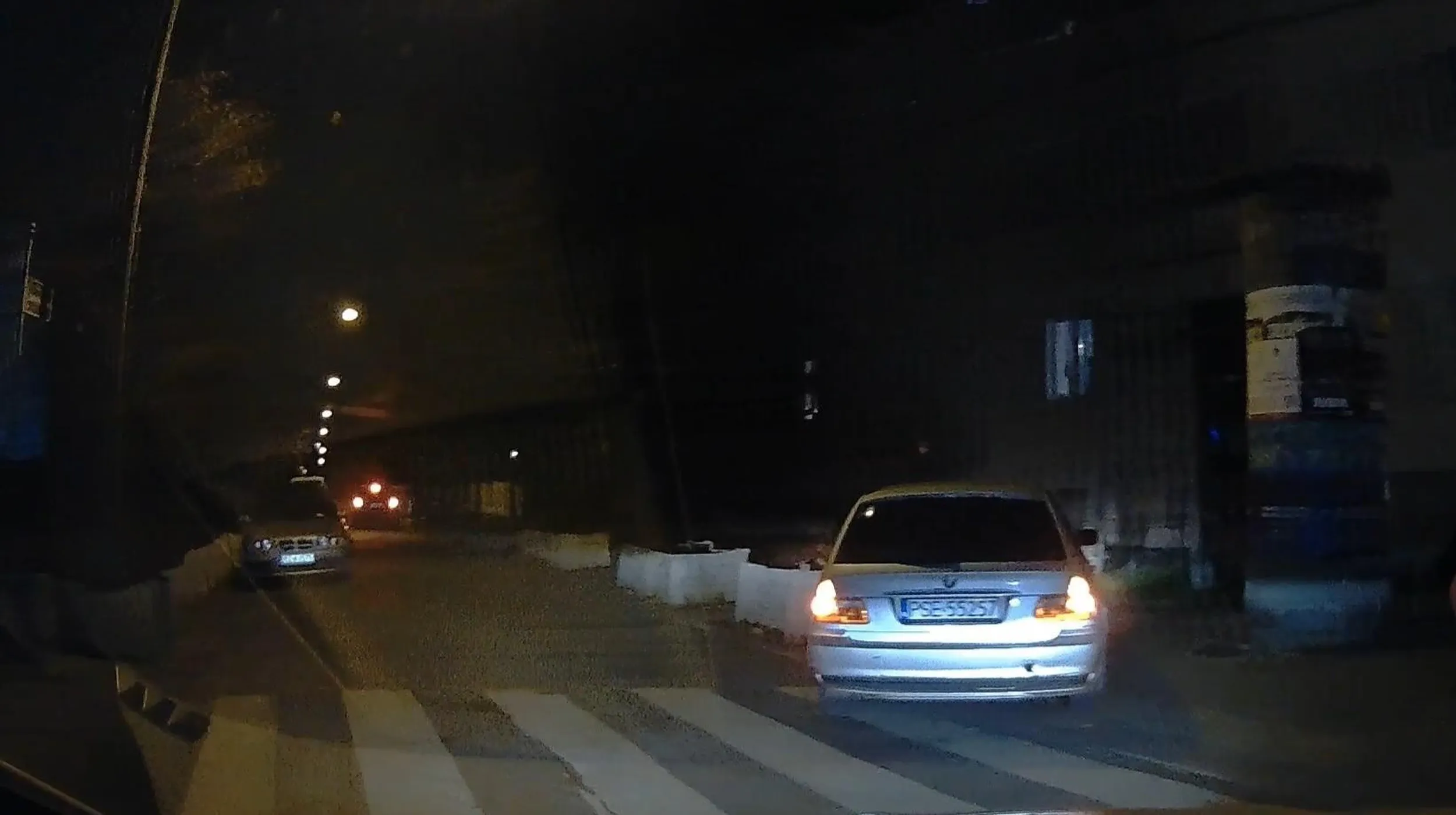 Najpierw zrobił rajd po ulicach Poznania, a następnie wjechał na chodnik w miejscu przejścia dla pieszych. Mógł zabić kilka osób swoim kretyńskim zachowaniem