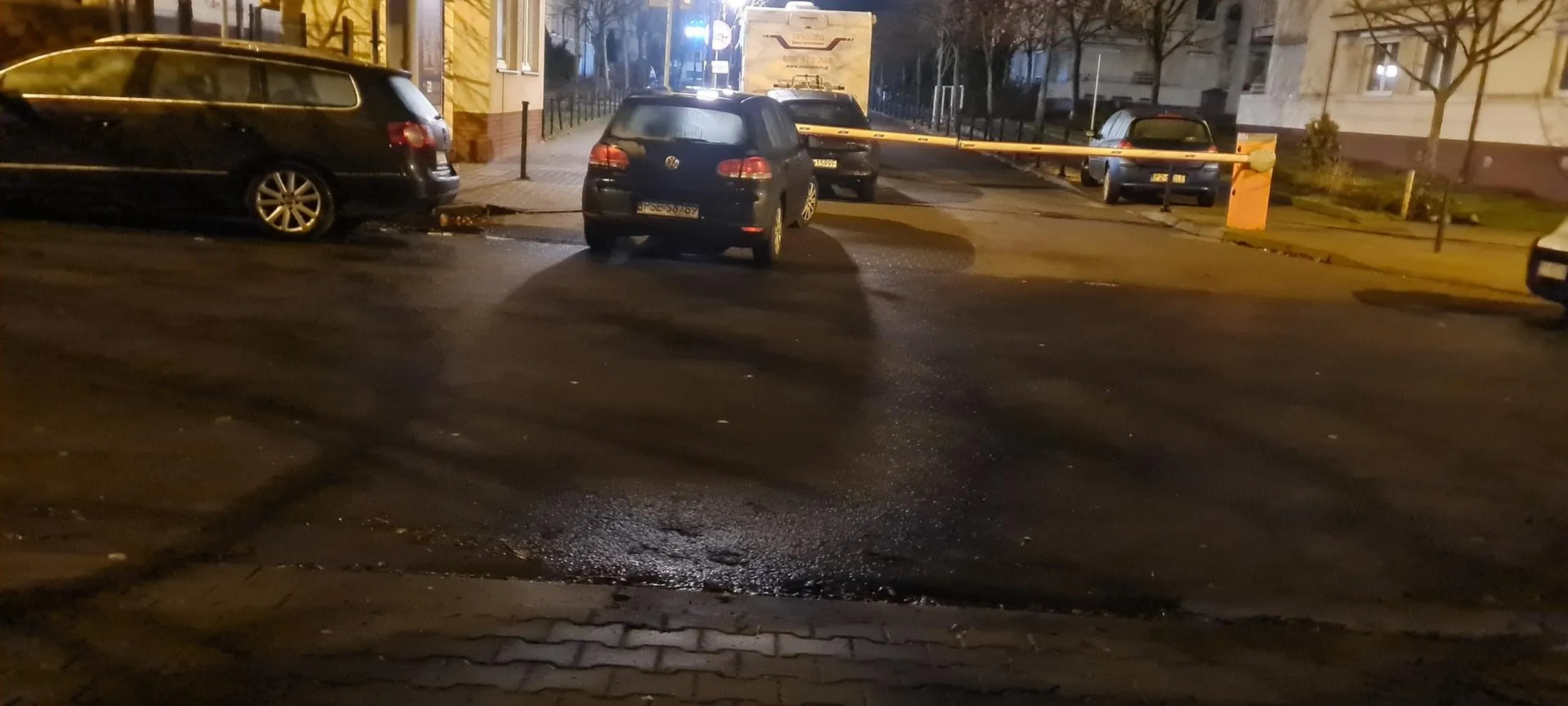 Znowu blokuje chodnik bo musi rupiecia zaparkować.