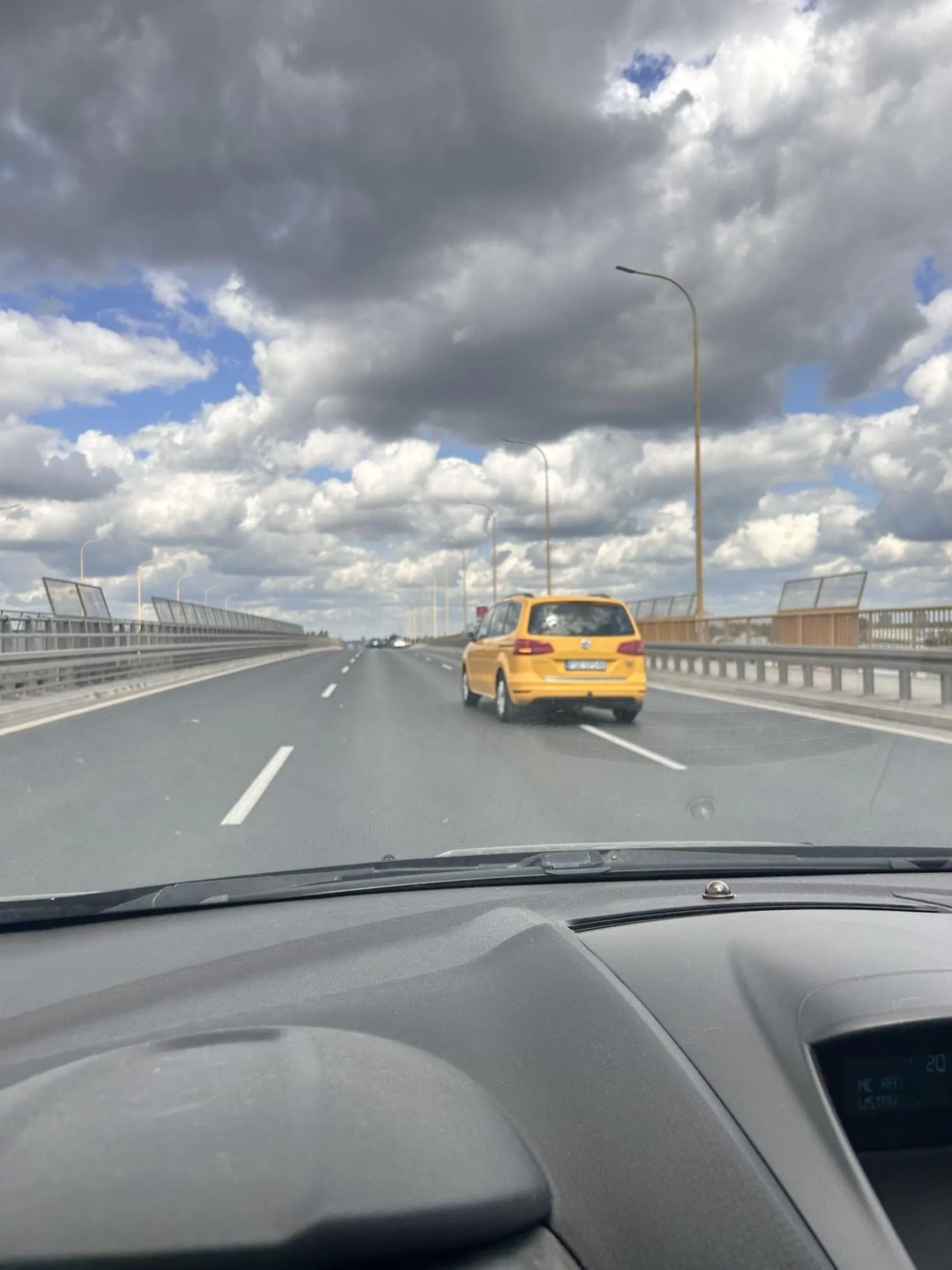 Uwaga na kierowcę!!! Wariat!!! Próbował doprowadzić do wypadku bo nie puściłam go jak migał długimi światłami. Zjeżdżał na mnie i hamował przede mną gwałtowanie. Chciał doprowadzić do tragedii, żeby się odegrać.