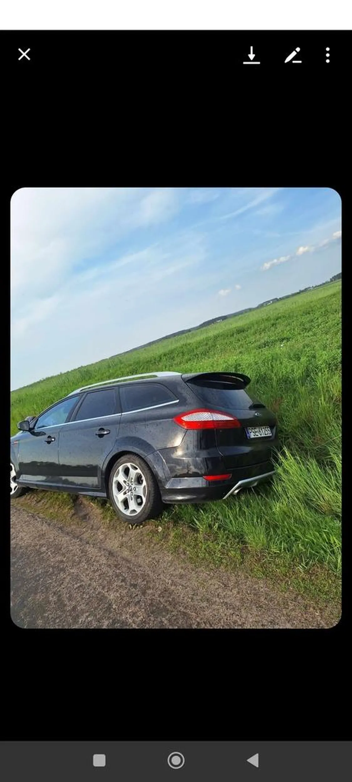 Auto po dzwonie w rowie