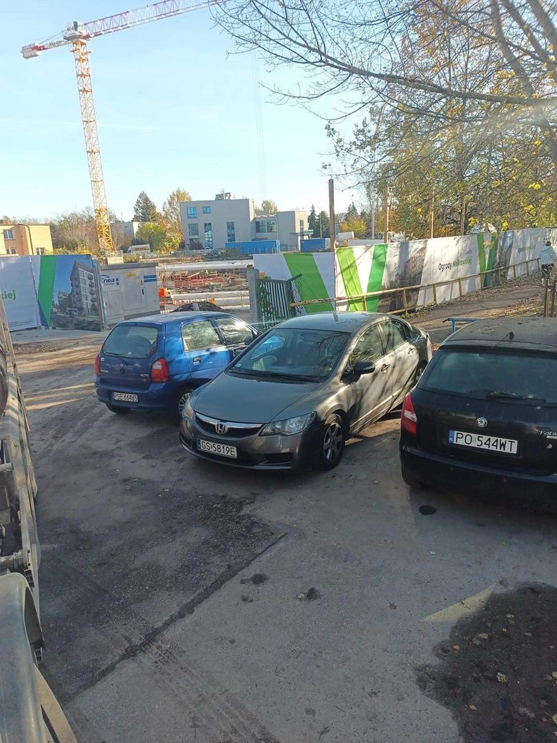 Nie ma to jak utrudnić (już i tak nie najłatwiejszy) wjazd i wyjazd z budowy by mieć kilkanaście metrów bliżej.