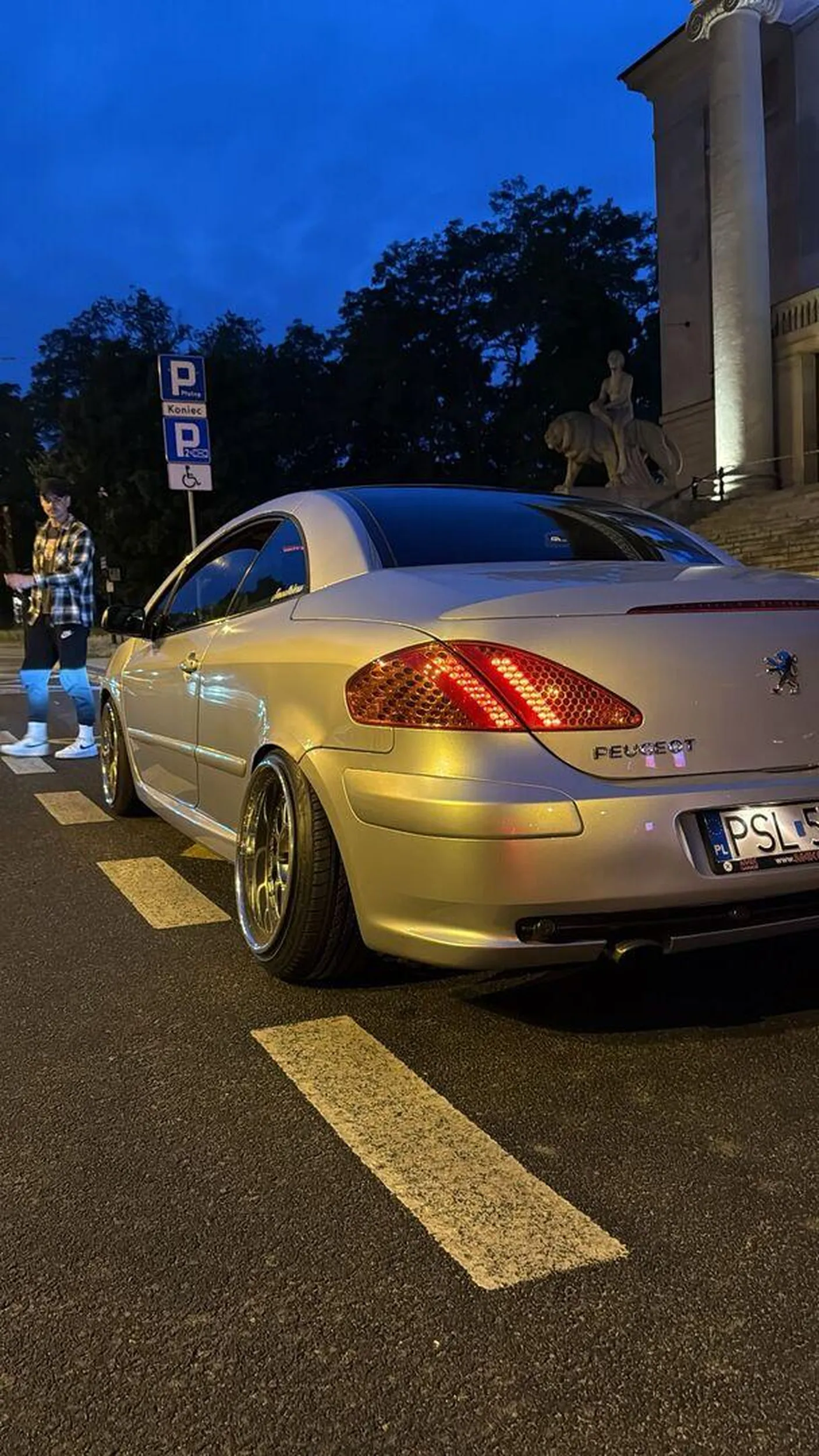 Bardzo ładne koleso, kierowca niestety brzydki