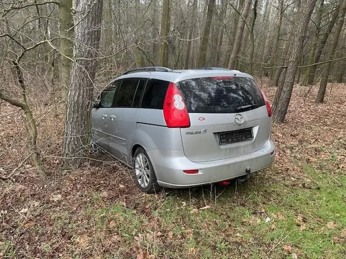 Wyleciał z łuku drogi przez zbyt dużą prędkość, zabrał tablice i uciekł. Zostawił nalepkę pod szybą i stąd blachy podane.