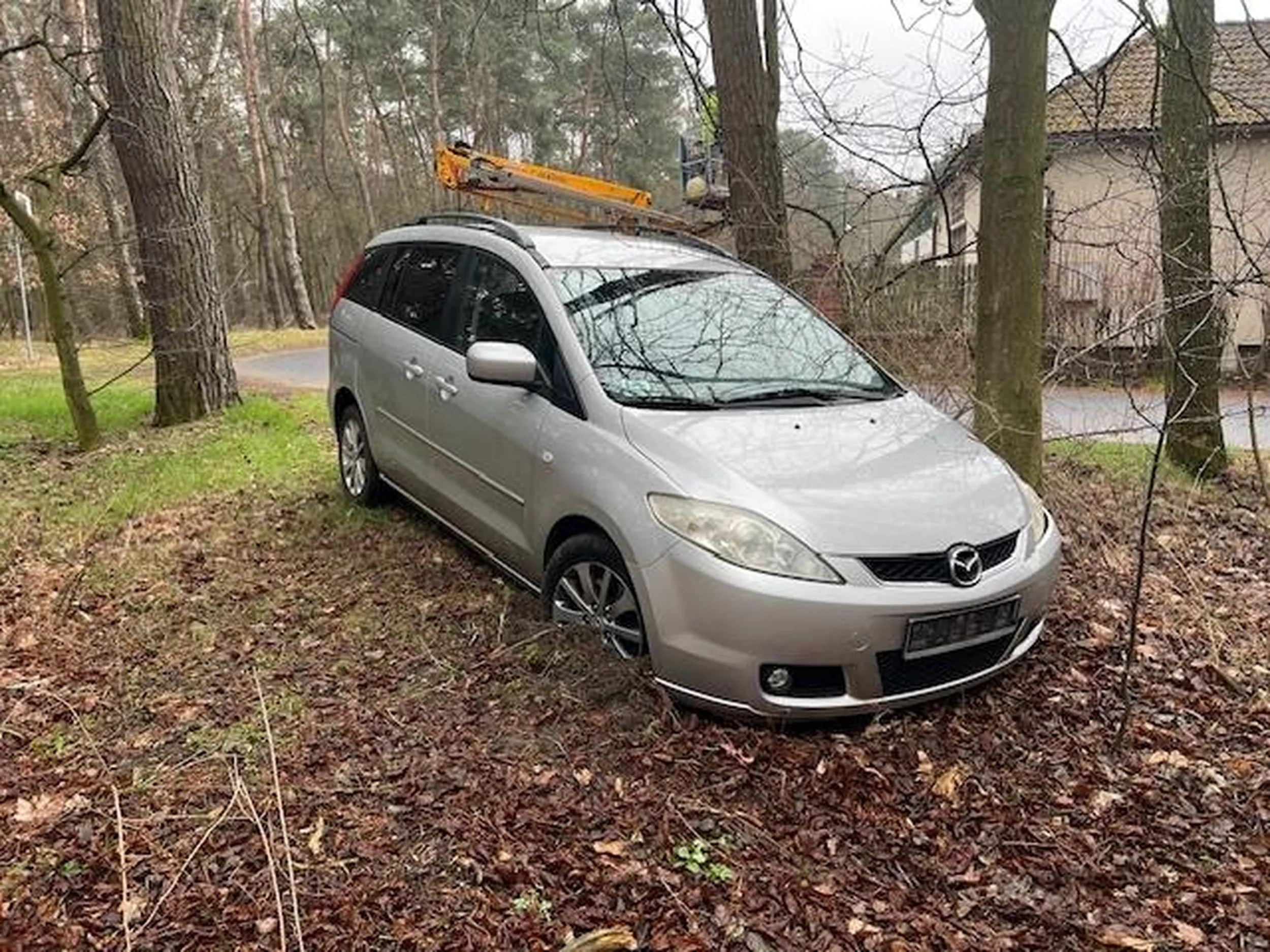 Wyleciał z łuku drogi przez zbyt dużą prędkość, zabrał tablice i uciekł. Zostawił nalepkę pod szybą i stąd blachy podane.