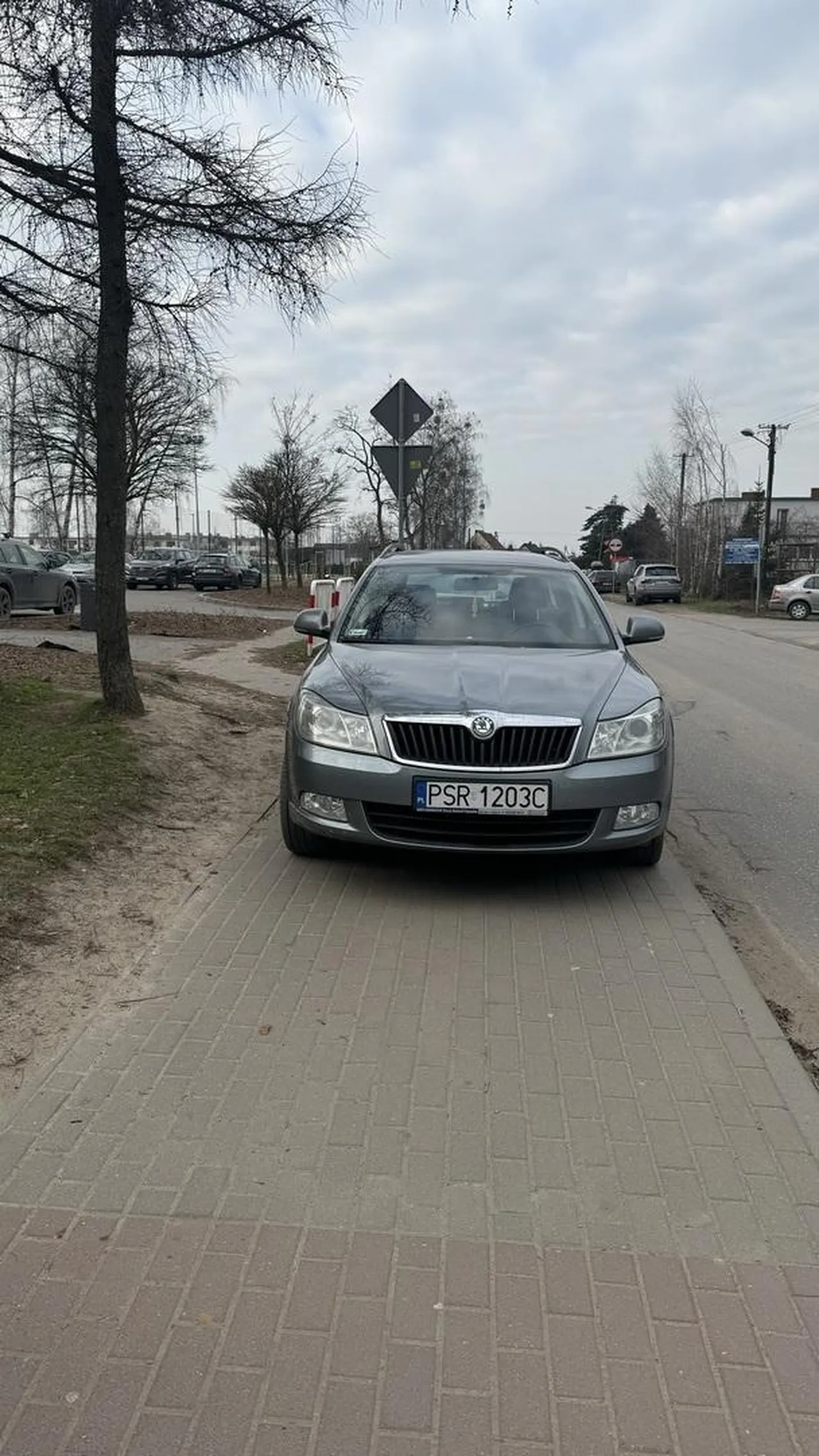 Burak i cham - jak ma przejść osoba z niepełnosprawnością? Ważne, że blisko do kościółka prawda Panie kierowco?