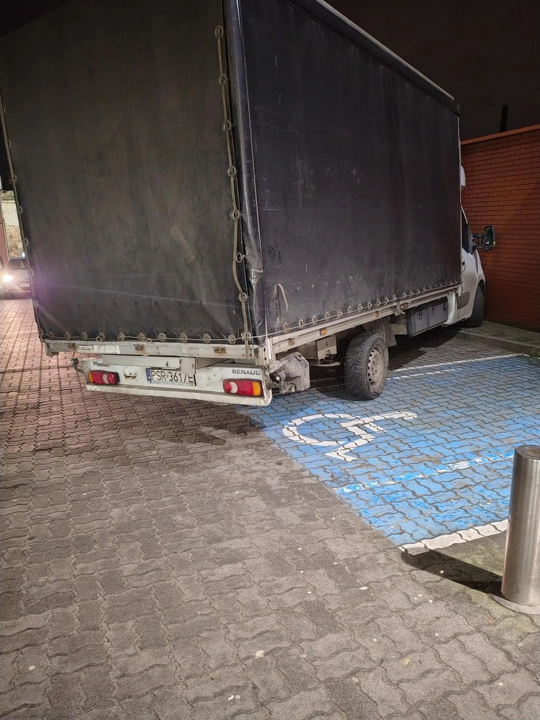 Zjeb to mało powiedziane.