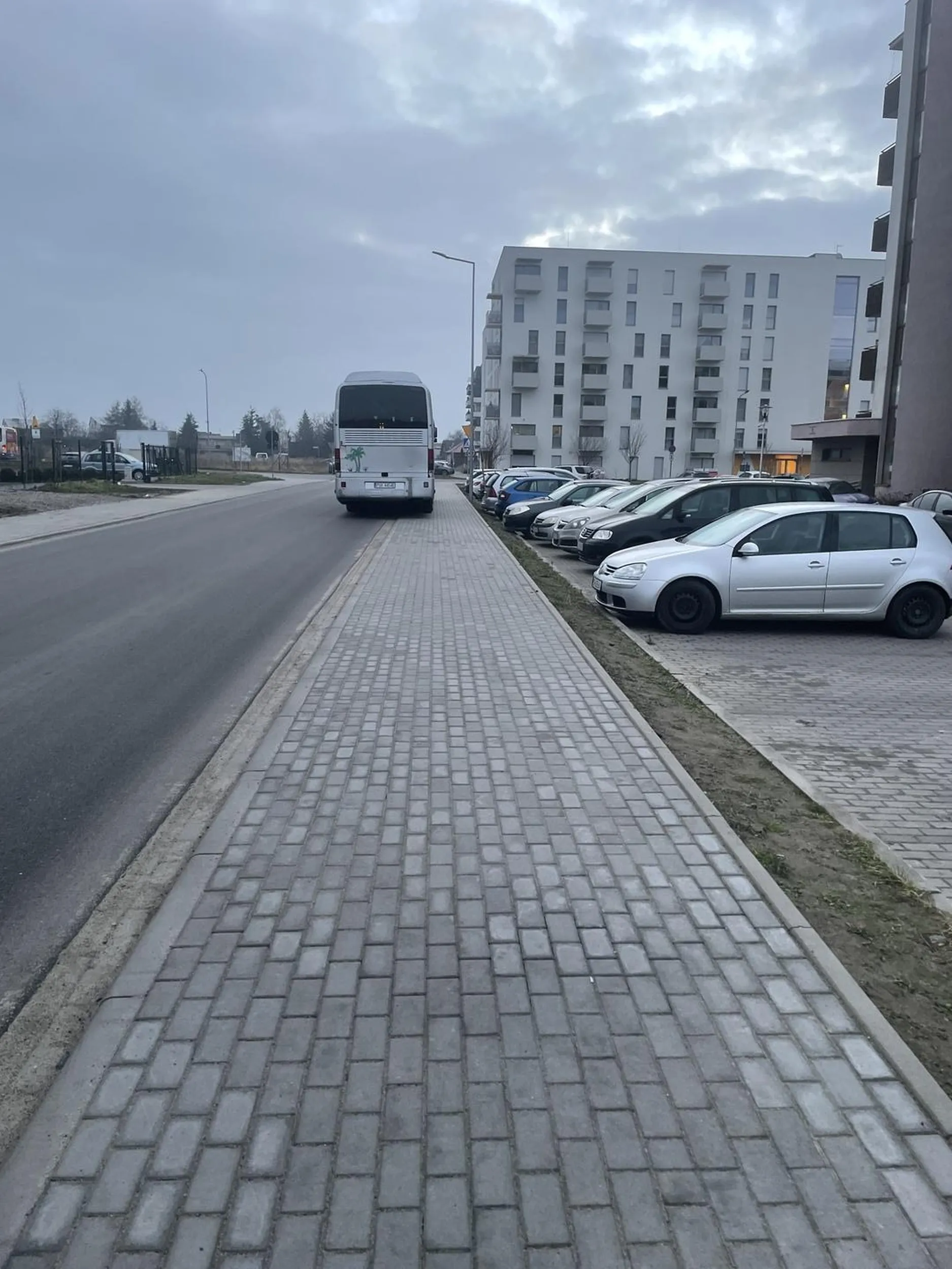 Na chodniku wolno parkować do 2.5T a ten palant zaparkował cały autokar! Od takiego parkowania złomów na chodnikach mamy zniszczone miasto