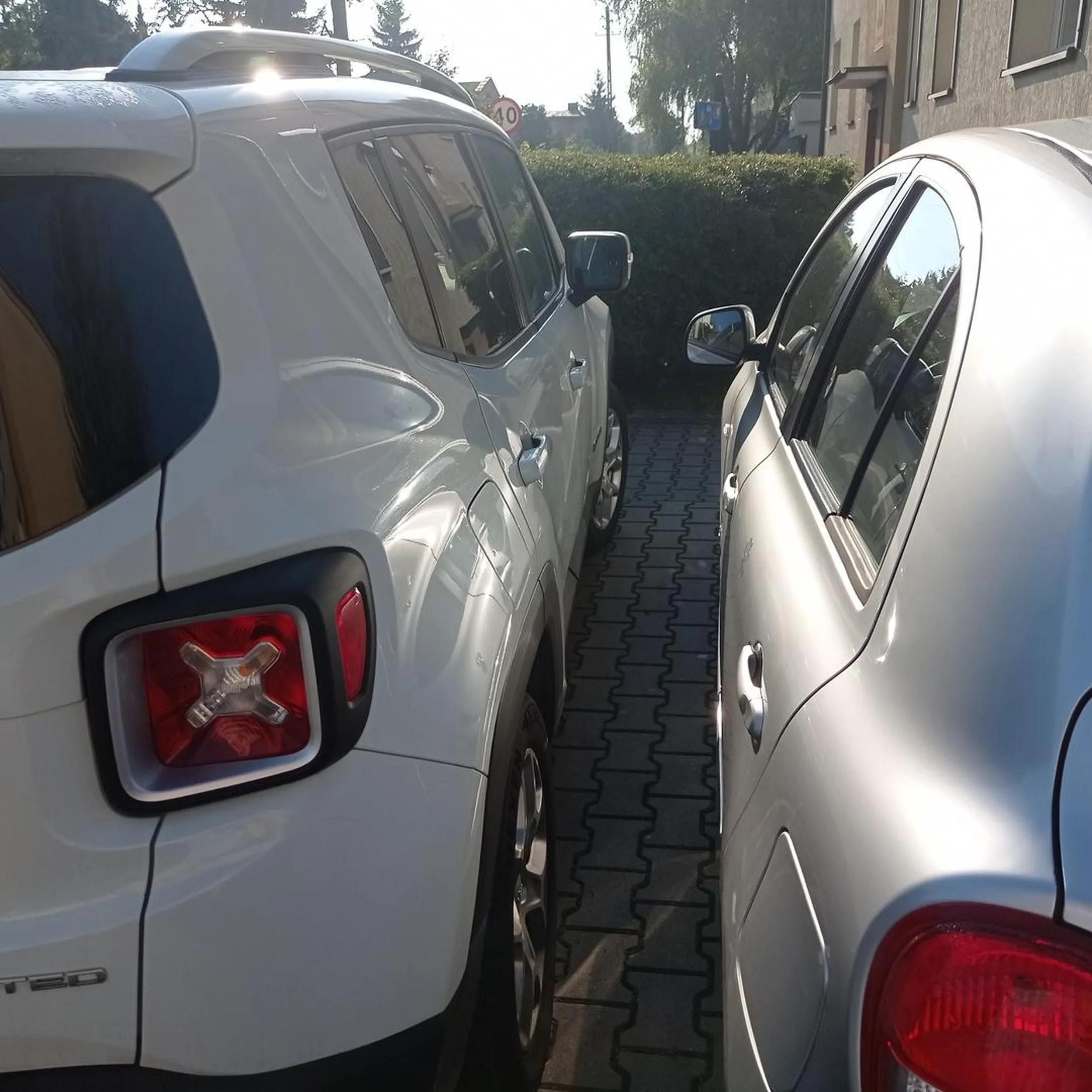 Blondynka specjalnie zastawiła wejście do samochodu bo stwierdziła że parking jest przeznaczony dla jej bloku. Parking jest wspólny dla 3 bloków. Blondynka nie rozumie że jak nie ma miejsca to parkuje się tam gdzie jest miejsce. Środa Wielkopolska