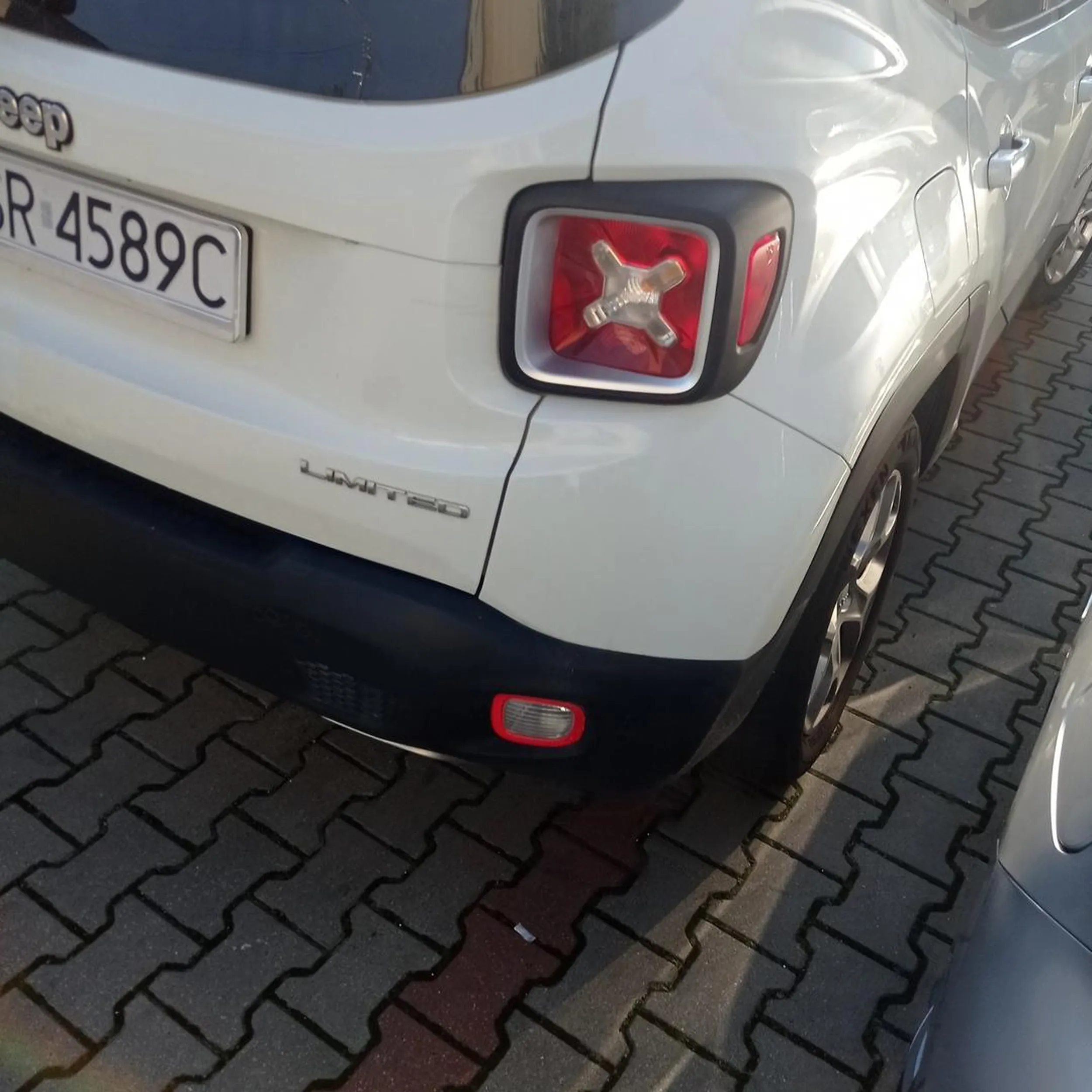 Blondynka specjalnie zastawiła wejście do samochodu bo stwierdziła że parking jest przeznaczony dla jej bloku. Parking jest wspólny dla 3 bloków. Blondynka nie rozumie że jak nie ma miejsca to parkuje się tam gdzie jest miejsce. Środa Wielkopolska