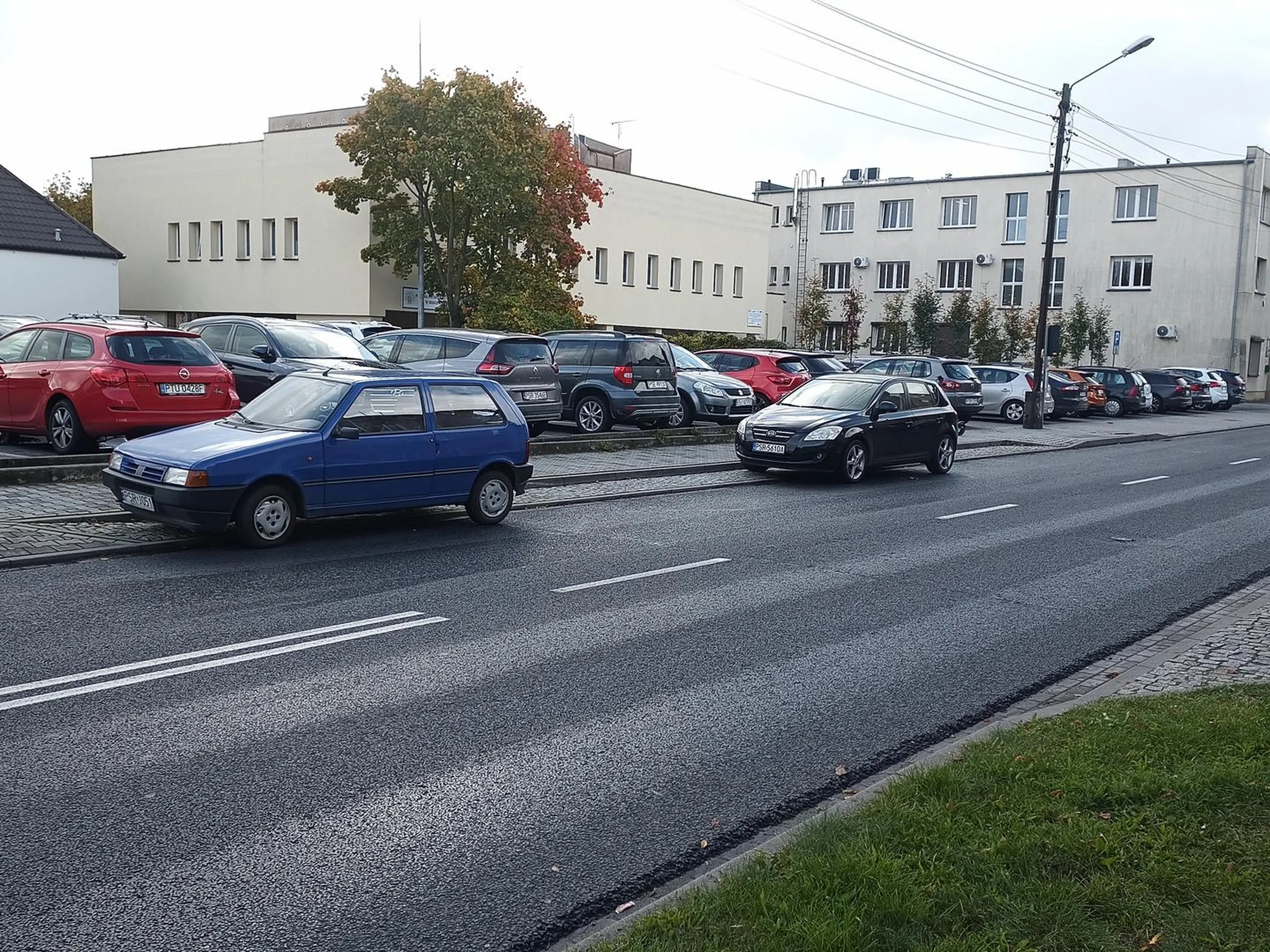 Parkuje jak d*bil przez co na drodze trzeba się przeciskać z autami jadącymi z nad przeciwka lub jechać na suwak