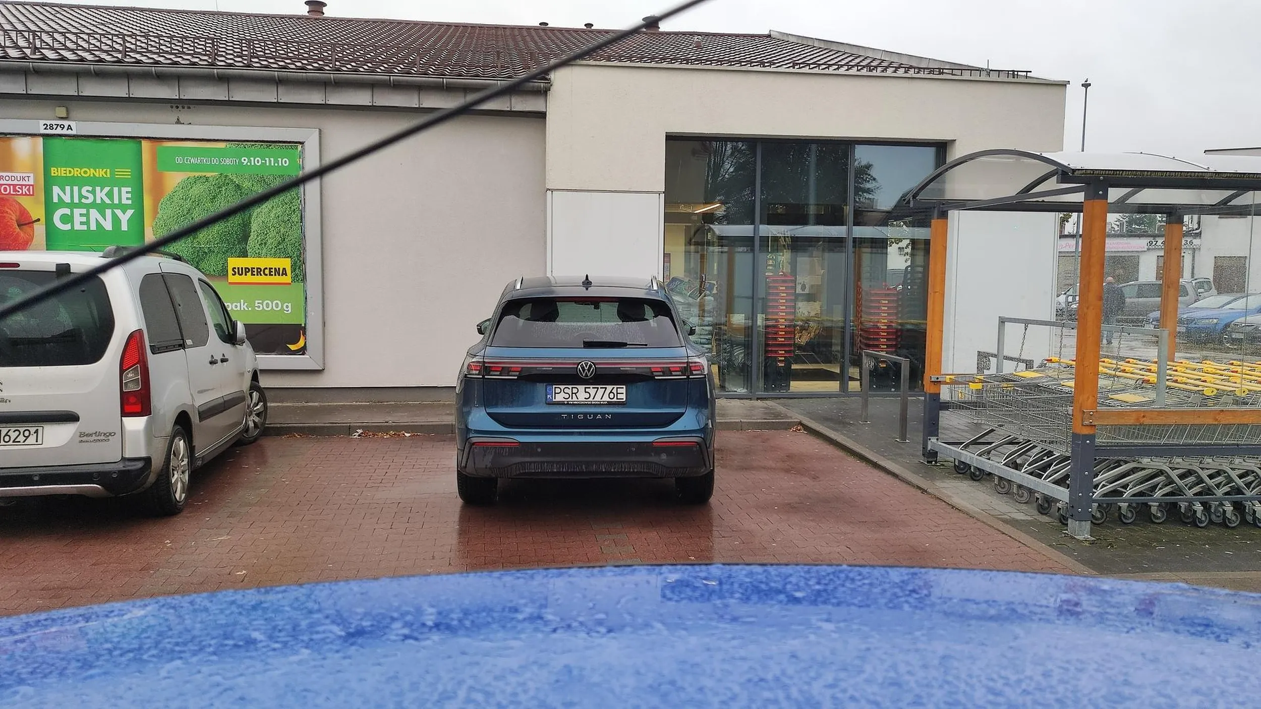 Gratuluję umiejętności w parkowaniu — życzę dalszych sukcesów! Dla jasności: pana nie było 15 minut, potem przez 3 minuty sprawdzał pan zakupy w bagażniku, po czym znów udał się pan do sklepu na kolejne 15 minut. Godzina 16:30, brak miejsc do parkowania, a kolega stoi w ten sposób. No cóż… najwyraźniej to auto to jedyne, co panu dziś stoi. ?