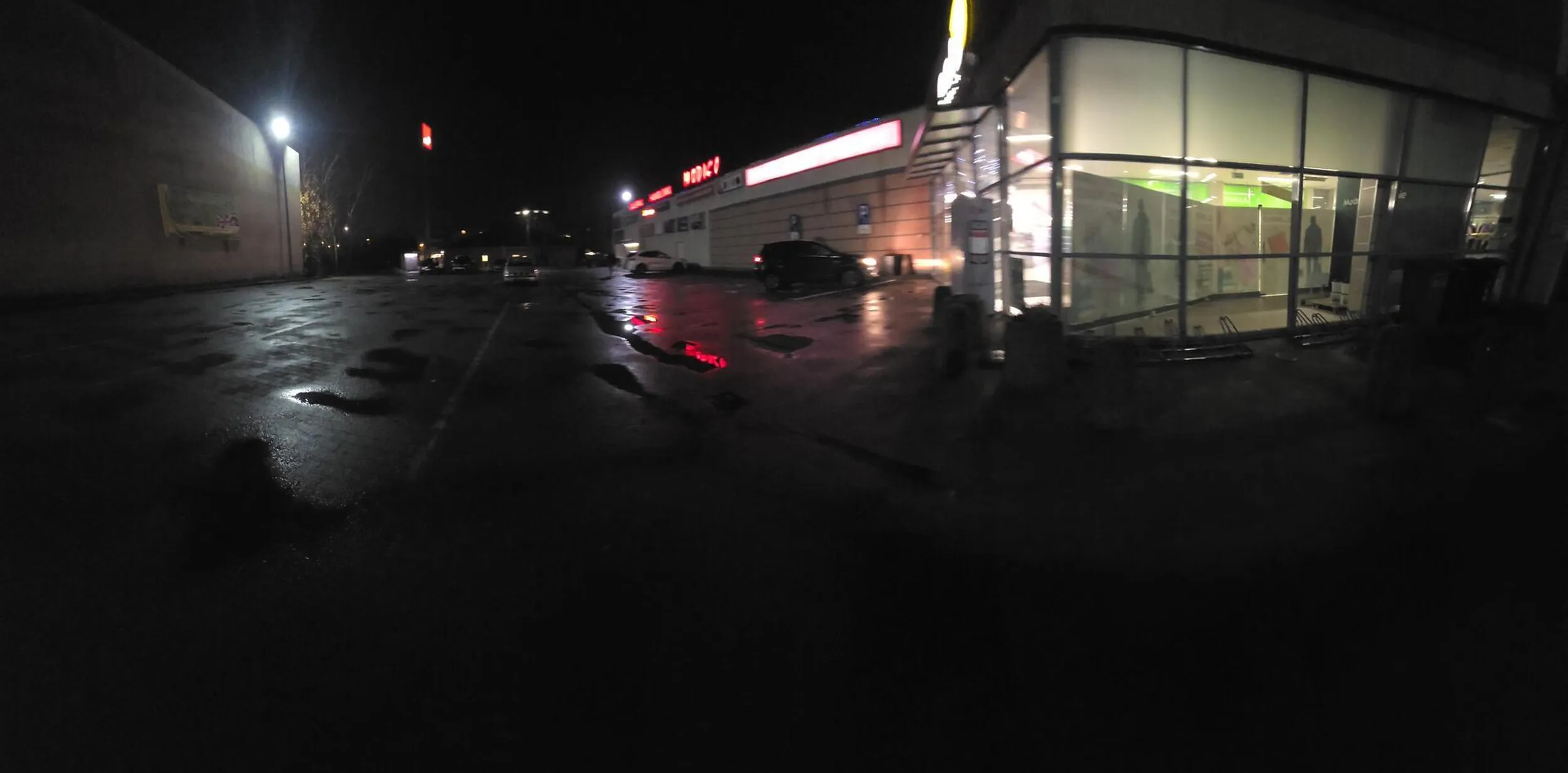 Kobita chyba z umysłem ameby majac caly parking przed marketem postanowiła zaskoczyć zarówno brakiem intelektu jak i umiejętnością jazdy parkując  poprzecznie na miejscach dla inwalidów stojąc 20 minut