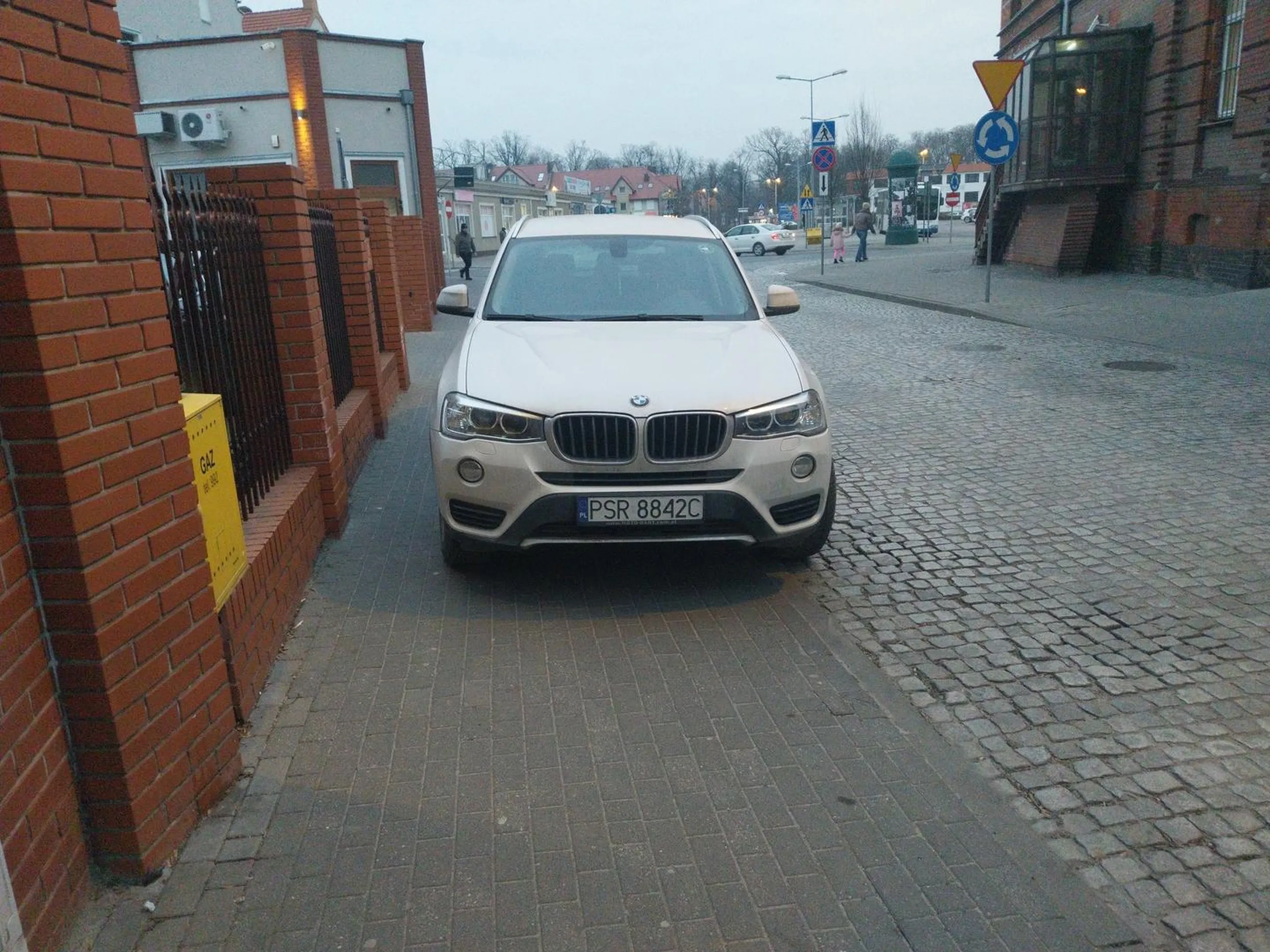 Mistrz parkowania parkuje na chodniku gdzie obok znajduje się parking