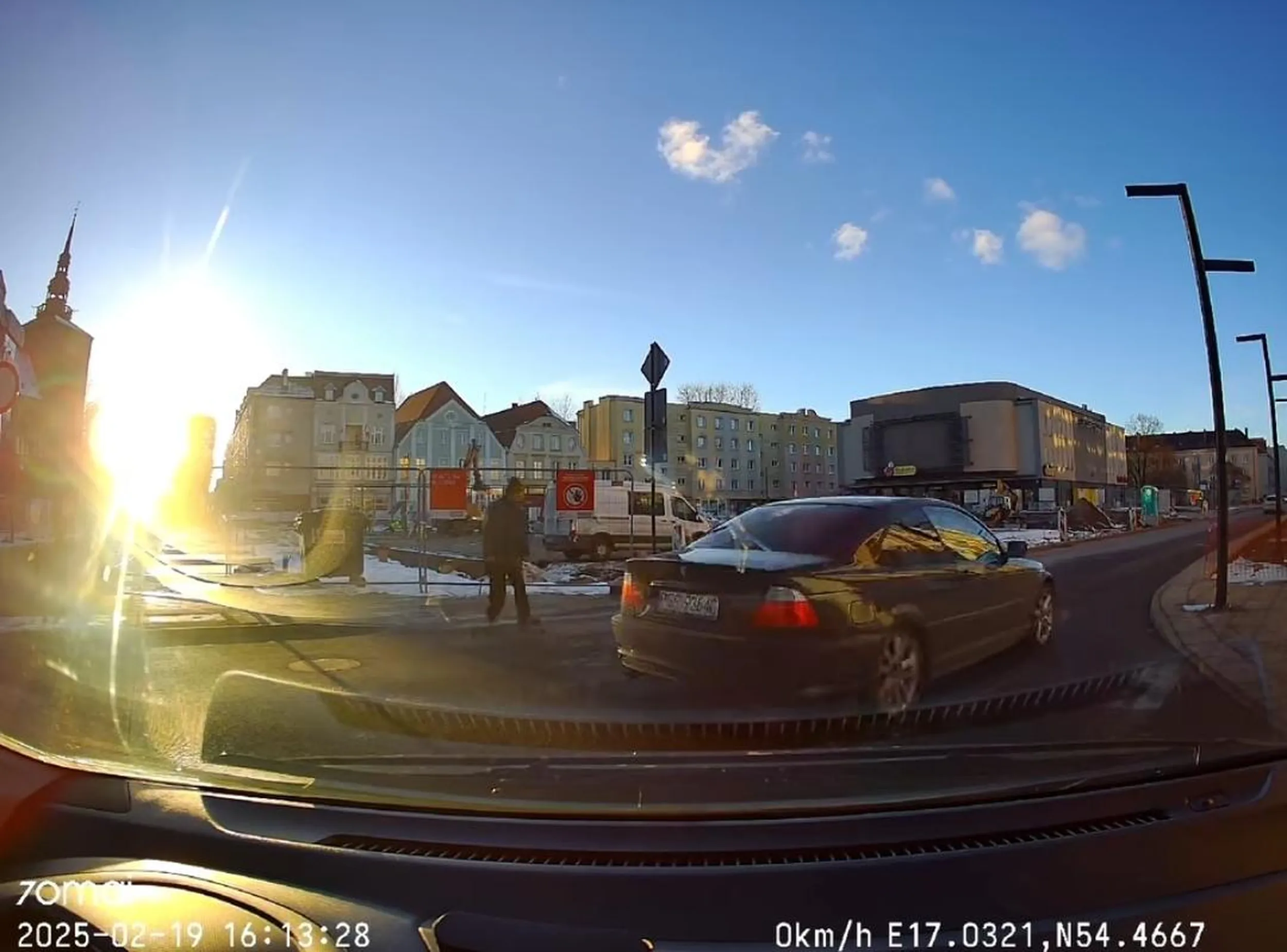 Przejeżdża przed nosem pieszego gdy ten już się znajduje na przejściu