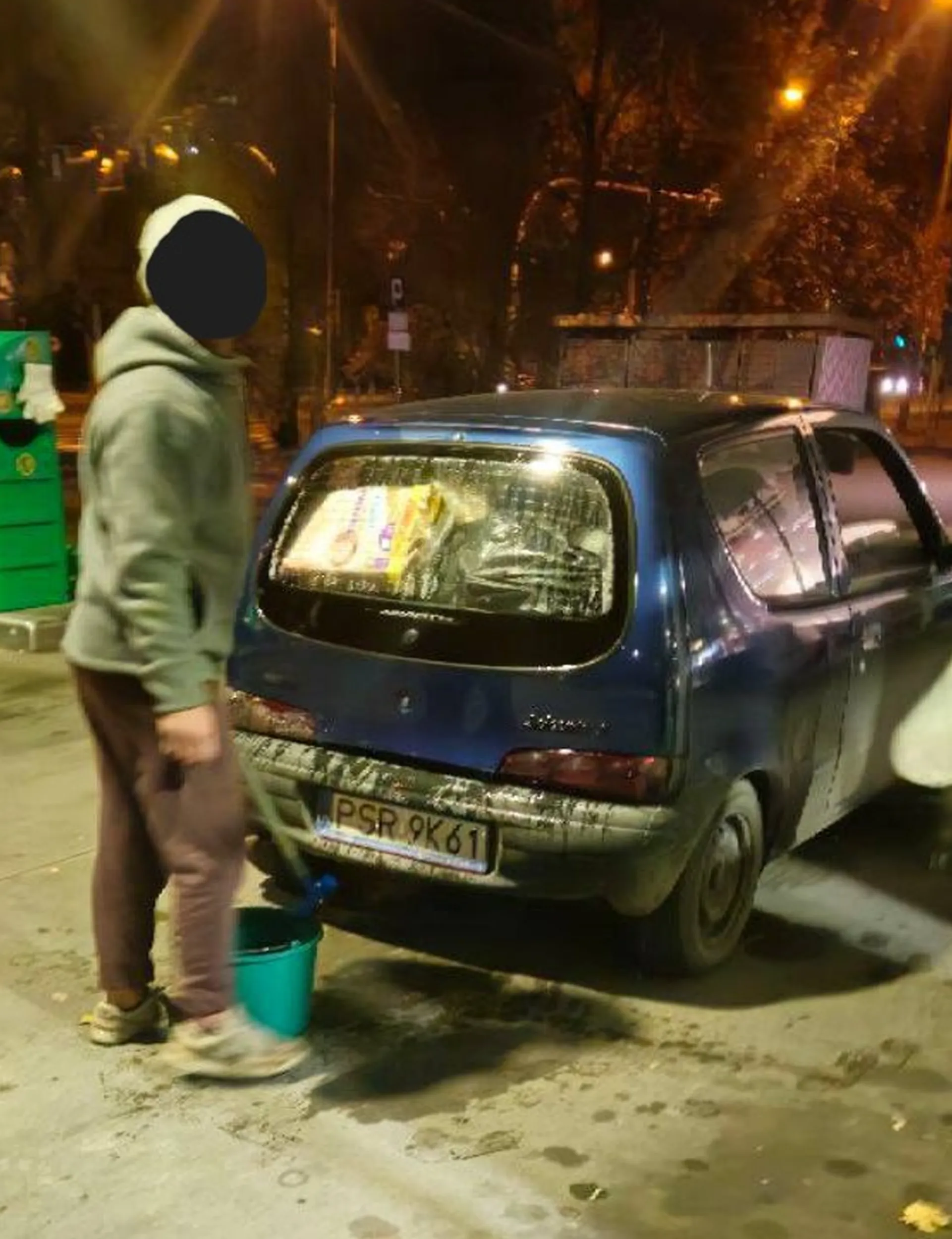 Pijany kierowca który spowodował śmiertelny wypadek dziś w nocy na Grunwaldzkiej, chwilę wcześniej zaatakował pałką taksówkarza na stacji. Policja nie zdążyła go ująć. https://x.com/poznan_moment/status/1979908805992280484