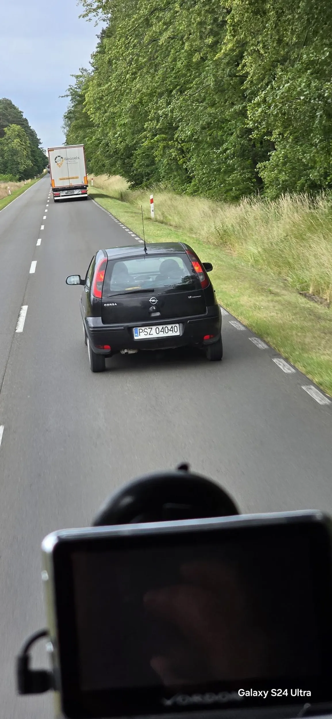 Następnym razem blondynko zaczniesz przyspieszać podczas wyprzedzania to pamiętaj że sama nie jesteś na drodze bo twoja głupotą zabijesz ludzi.