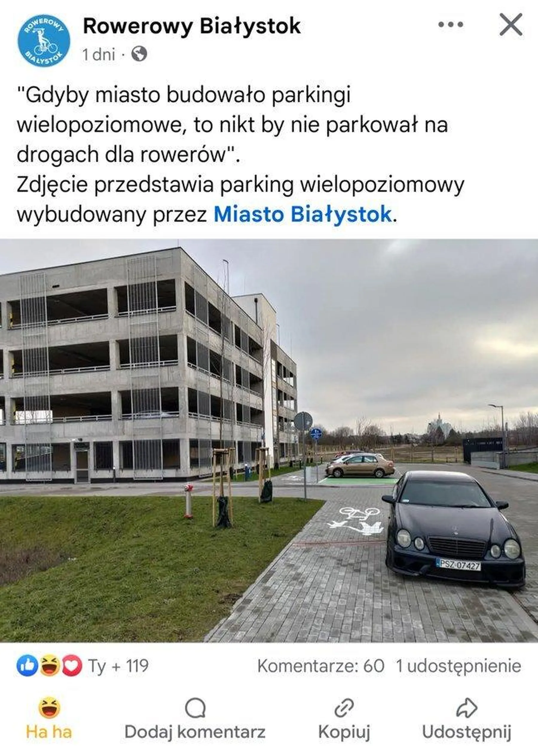 Parkuje na chodniku, mając obok normalny parking