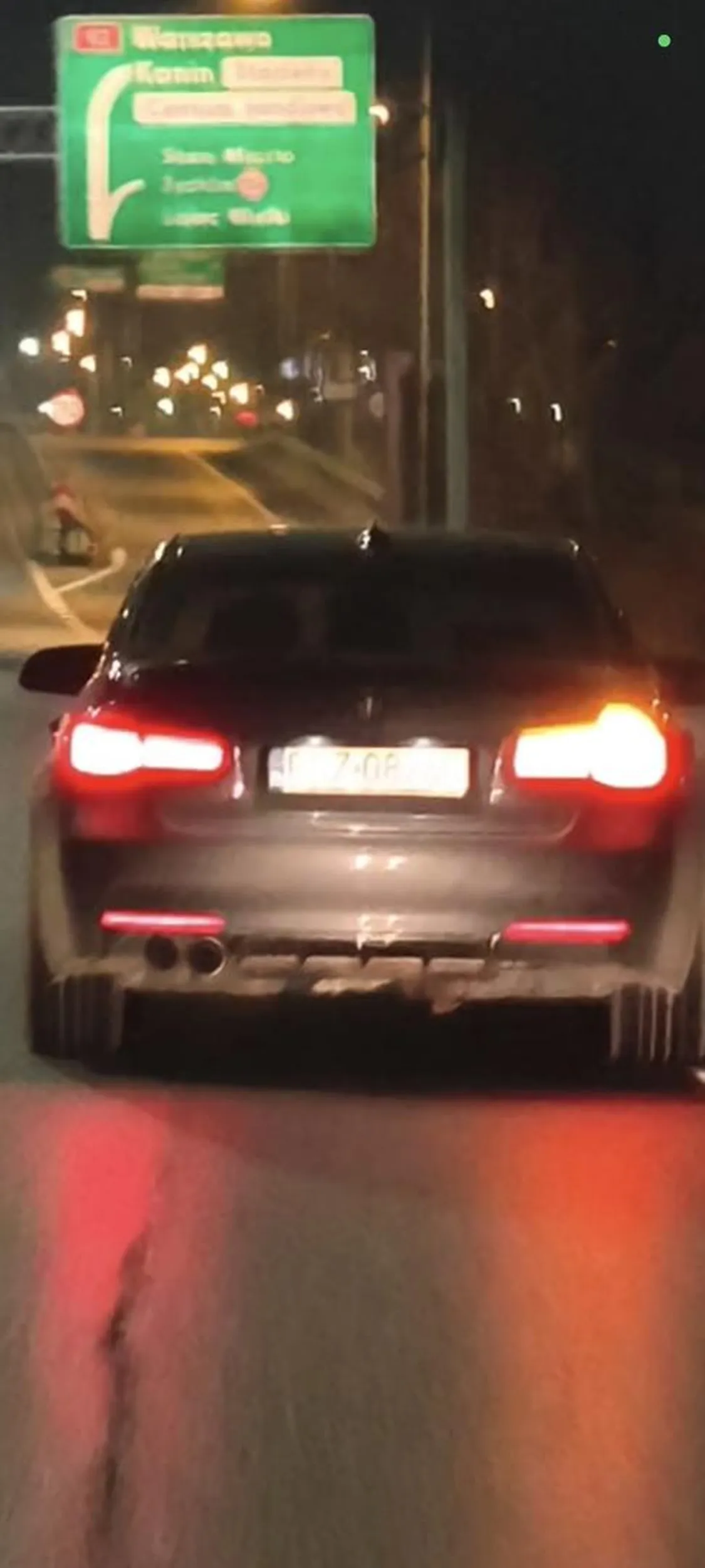 Młody chłopak z dziewczynom. Z pasa rozpędzania od razu do drugiego pasa, zmuszając mnie do gwałtownego hamowania z 140 do 90, bo nie może poczekać kilka sekund