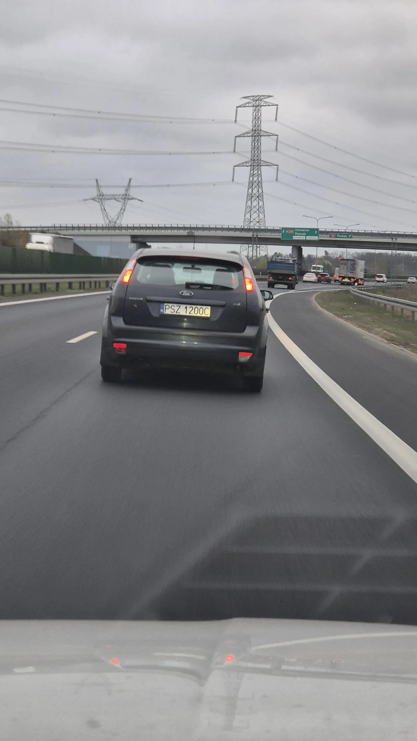 Chciałbym opisać sytuację, która miała miejsce na drodze. Jechałem za samochodem marki Ford Focus o numerze rejestracyjnym PSZ 1200C, którego kierowca poruszał się w sposób chaotyczny. Po chwili zauważyłem, że kierująca pisała coś na telefonie w trakcie jazdy. Kiedy zatrąbiłem, aby zwrócić uwagę, nagle zaczęła jechać normalnie. Gdy zrównaliśmy się na trasie S11, kobieta pokazała mi środkowy palec. Zachowanie to było nie tylko niekulturalne, ale też potencjalnie niebezpieczne. Opisuję tę sytuację, ponieważ moim zdaniem warto zwracać uwagę na takie przypadki na drodze.