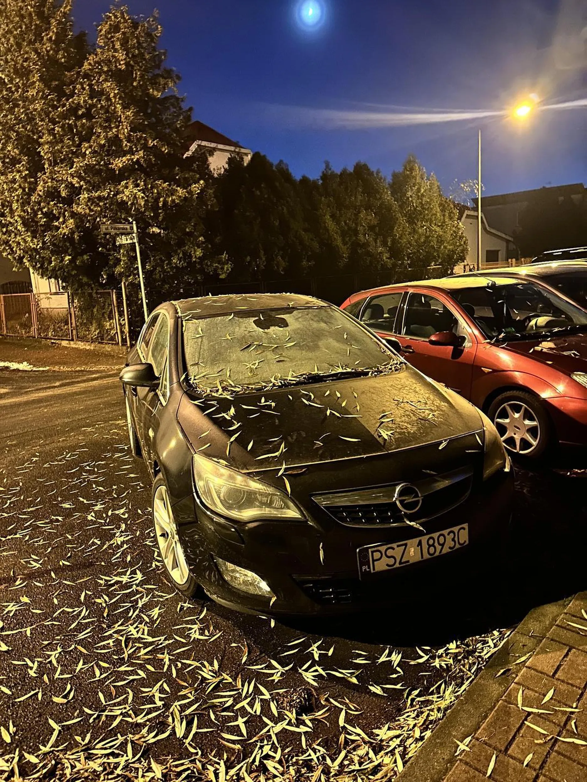 Czy ktoś wie czyje to auto? Stoi tak już od dwóch lat(?) zajmując bardzo mały parking dla mieszkańców na dodatek na wąskiej drodze nie jest zaparkowany do końca i ciężko się wyminąć na jego wysokości