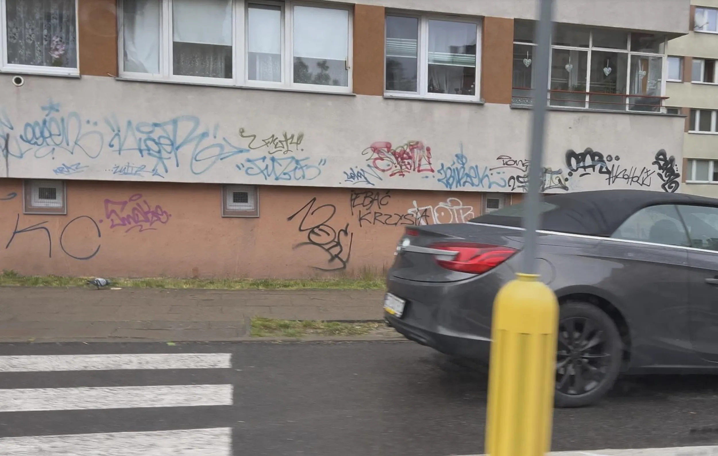 Parkuję bezpośrednio przed przejściem, co prawda za słupkami wyznaczającymi strefę przed przejściem gdzie parkować nie wolno, ale skoro można tam wjechać przez przejście to czemu nie.