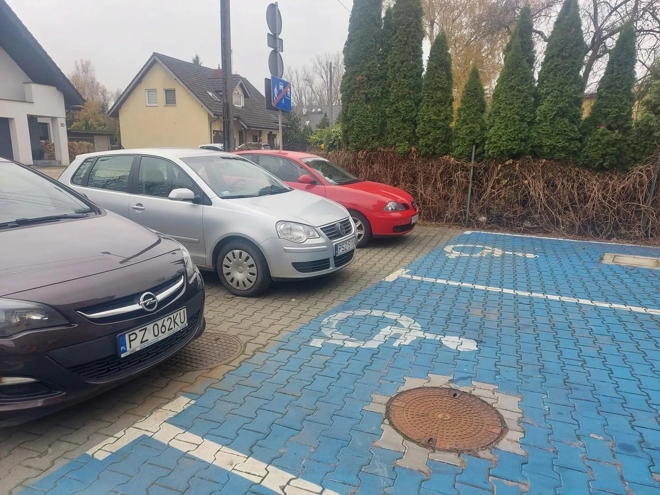 To jest według ciebie poprawne parkowanie z pełnym dostępem do miejsca dla niepełnosprawnych?!? ?