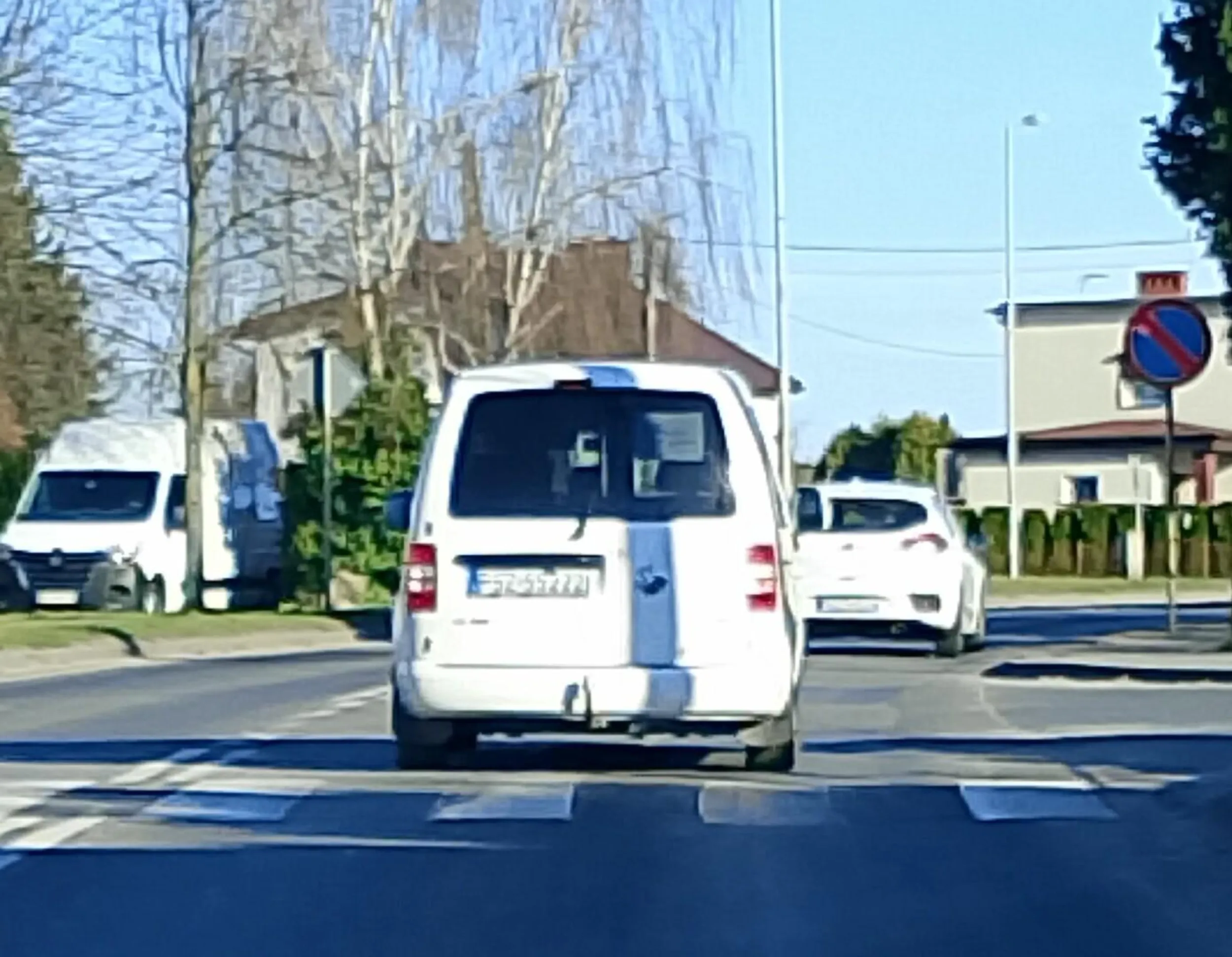 Osobą które wyjeżdżają z zakrętu, jadą pod prąd w następnie wpiepszają się pod maskę nie powinno się dawać prawajazdy