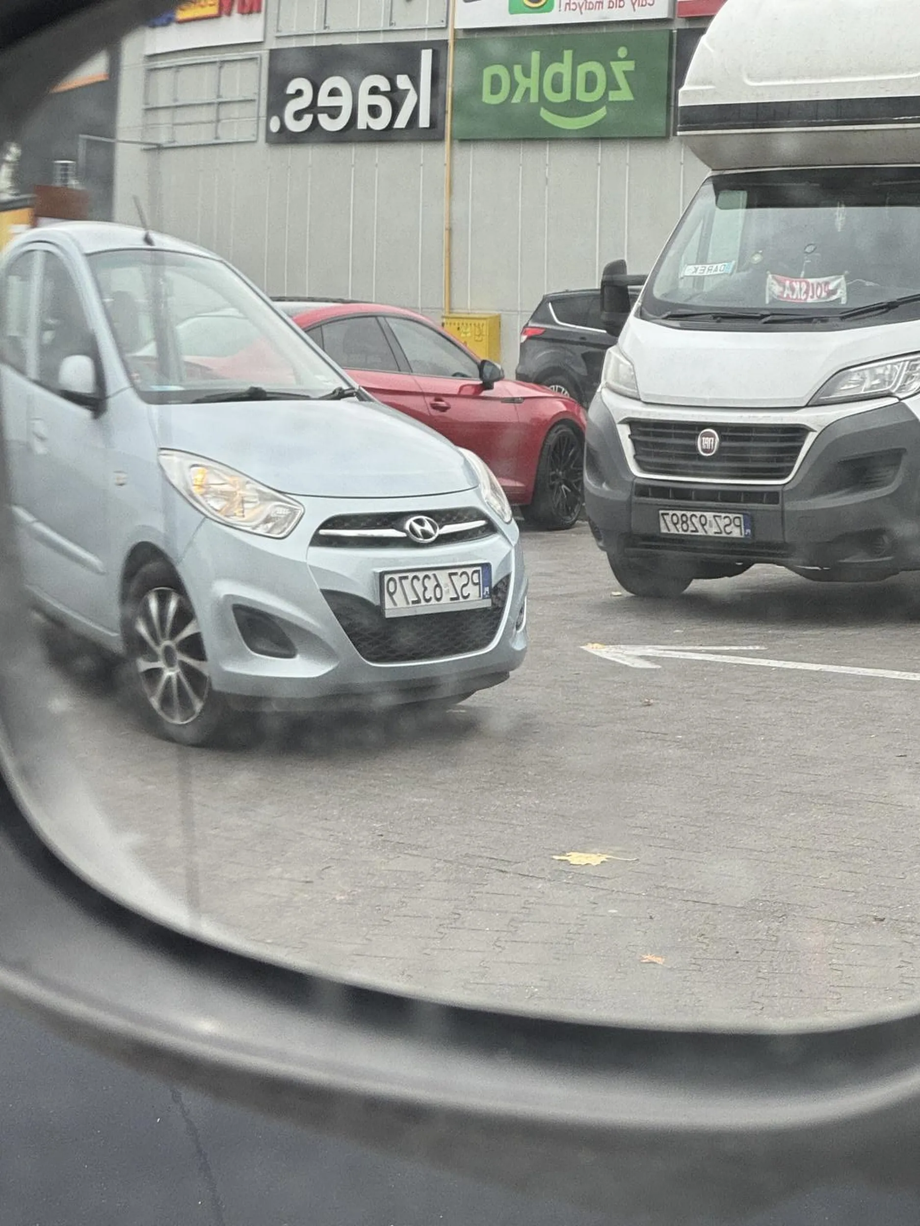 Pół parkingu wolnego, Pan z samochodu bezczelnie zastawił mój samochód stając na środku i śmiejąc się mi w twarz nie chciał odjechać. Dopiero po wyjściu z samochodu postanowił odjechać umożliwiając wyjazd z miejsca postojowego.