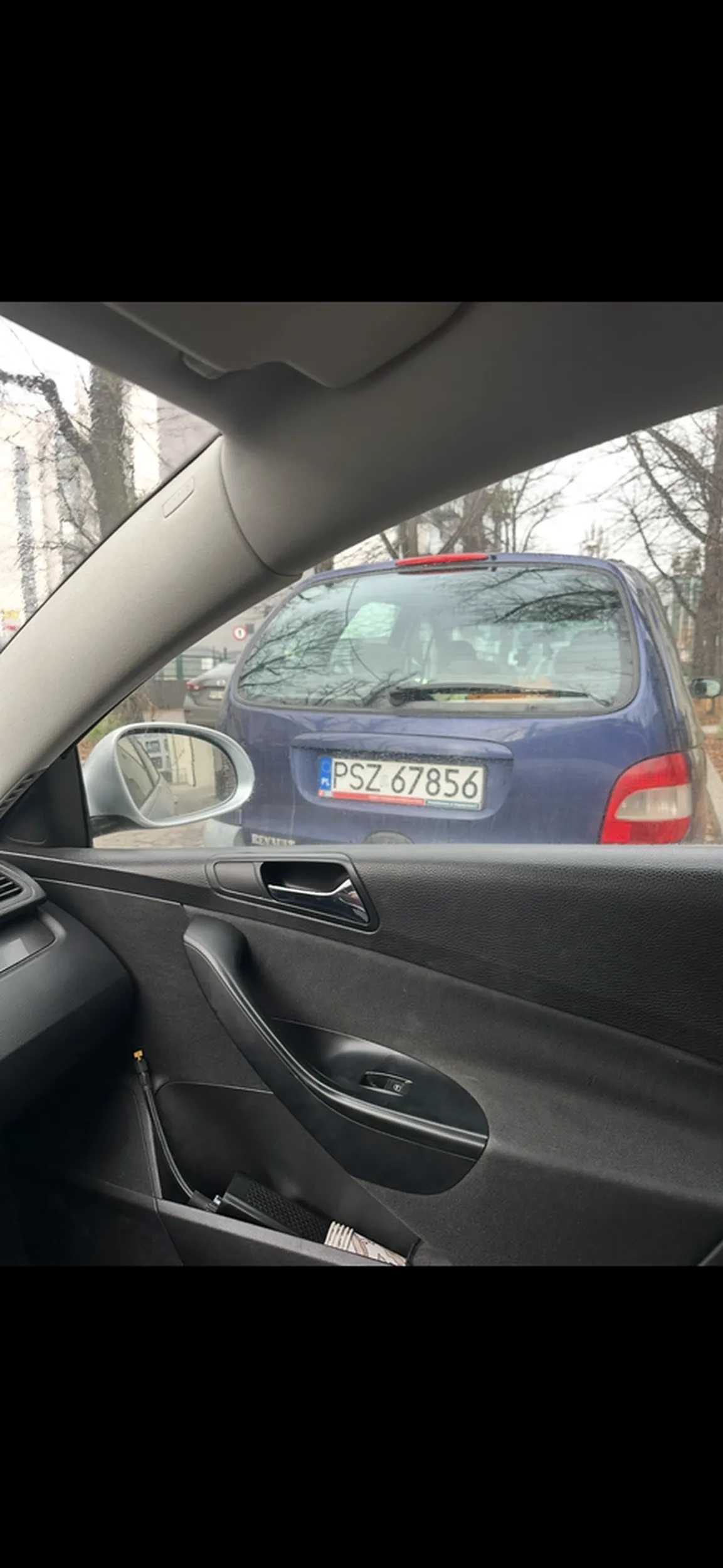 Nie potrafi poprawnie zaparkować. Jeżeli na przeciwko i po boku stałby prawidłowo zaparkowany pojazd to nie byłoby wyjazdu z posesji.