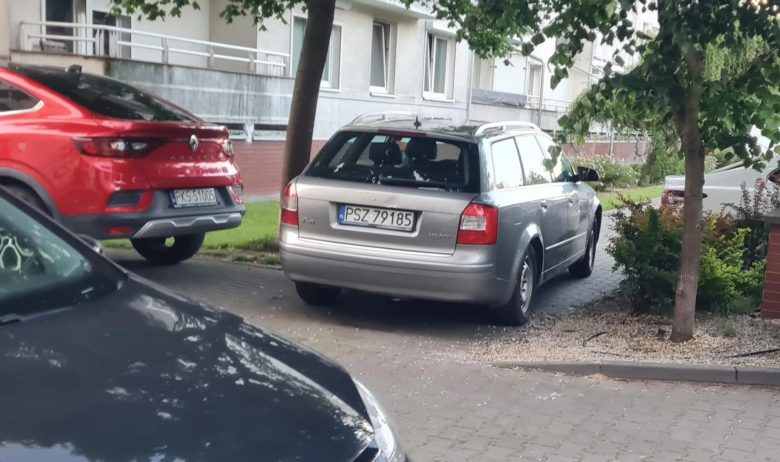 Zabieraj tego rupiecia z chodnika. Osiedle ul. Saperska Poznań.