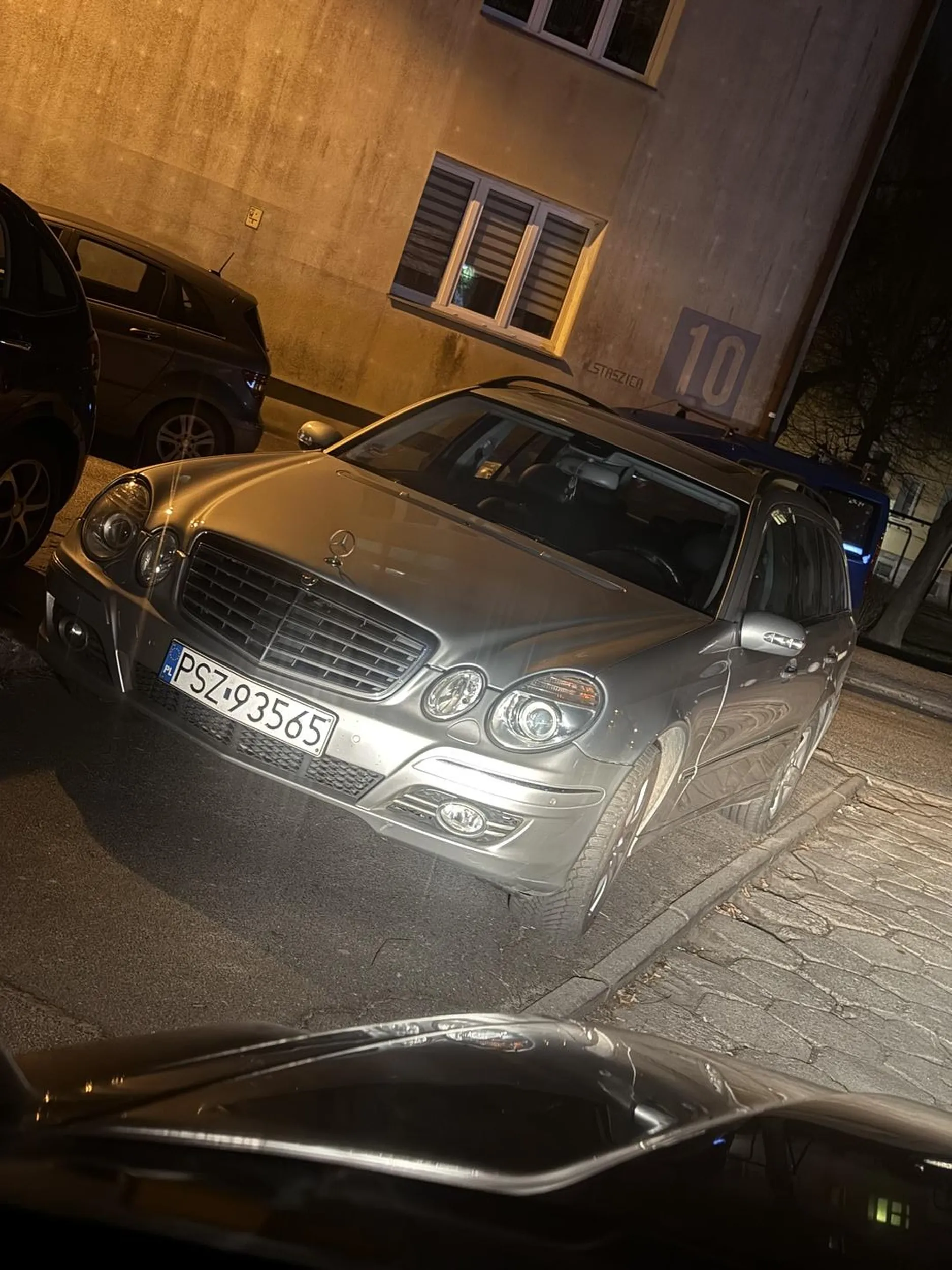 Burak z Mercedesa uważający że chodnik jest odpowiednim miejscem do parkowania swojego burakowozu.