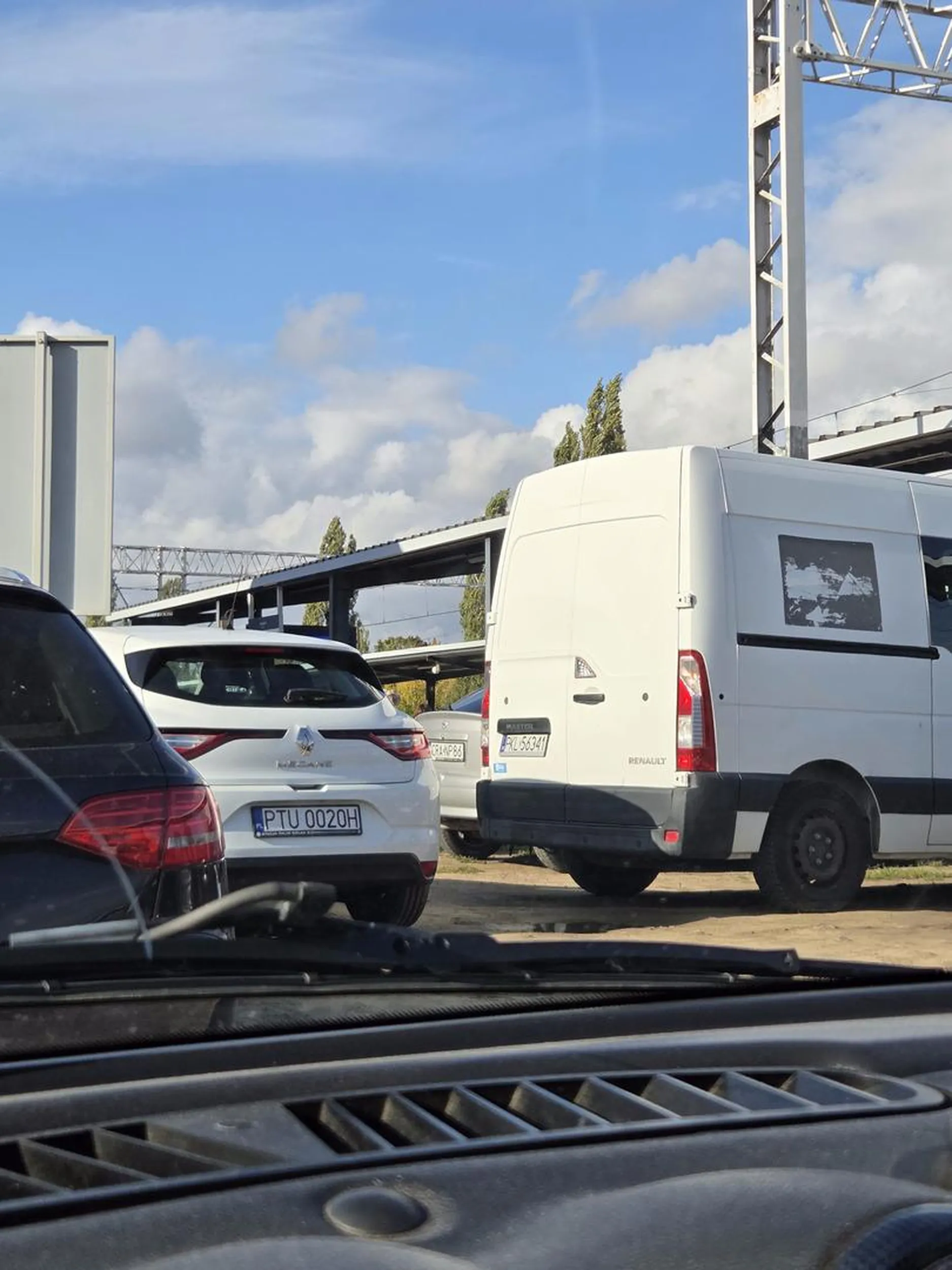 Ciekawe jak panowie mają wyjechać Prezes parkingu sie znalazł