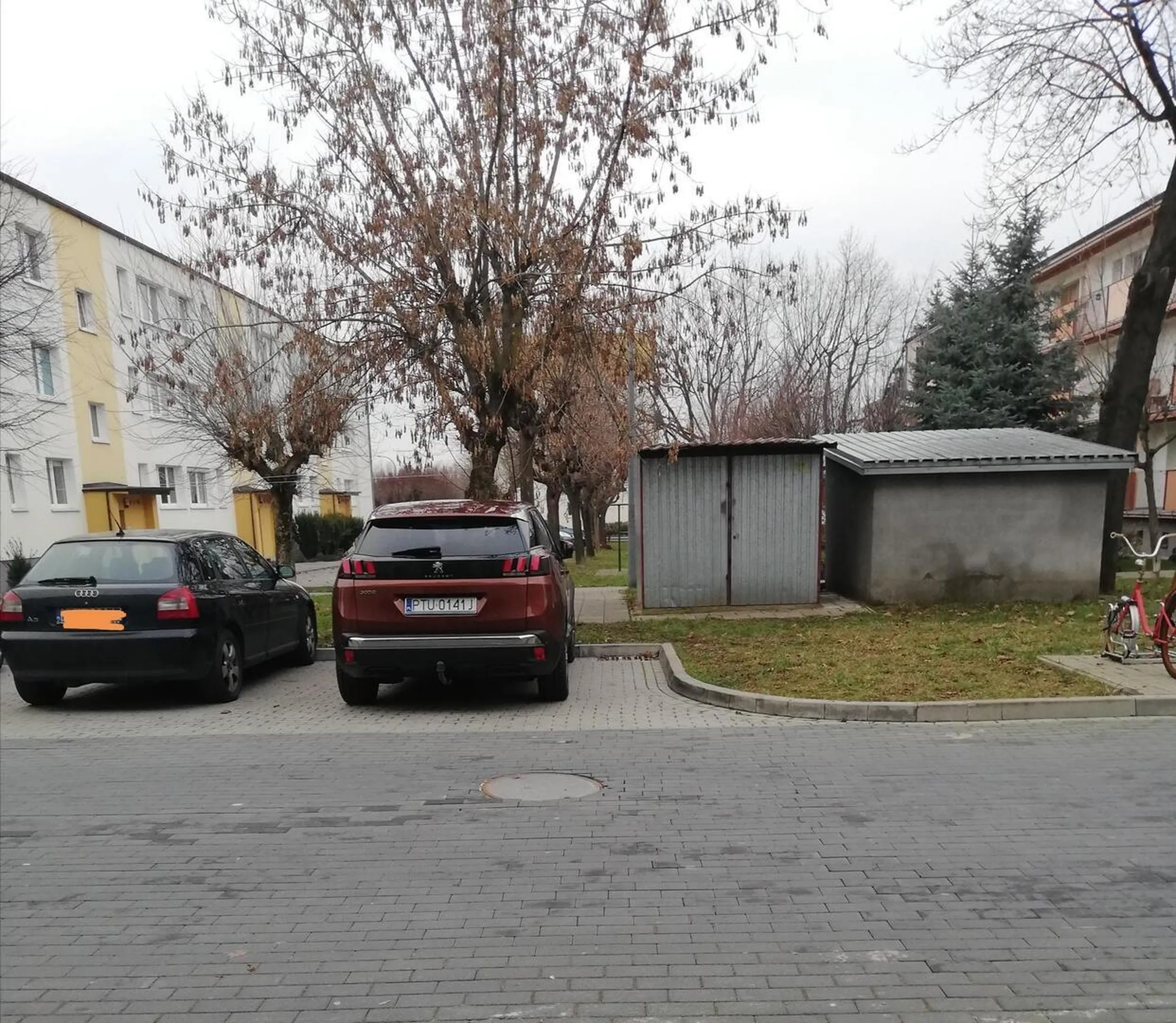 Niechlujny kierowca, niechlujne parkowanie! Mógłbyś zaparkować przy krawężniku - miejsc parkingowych jest niewiele