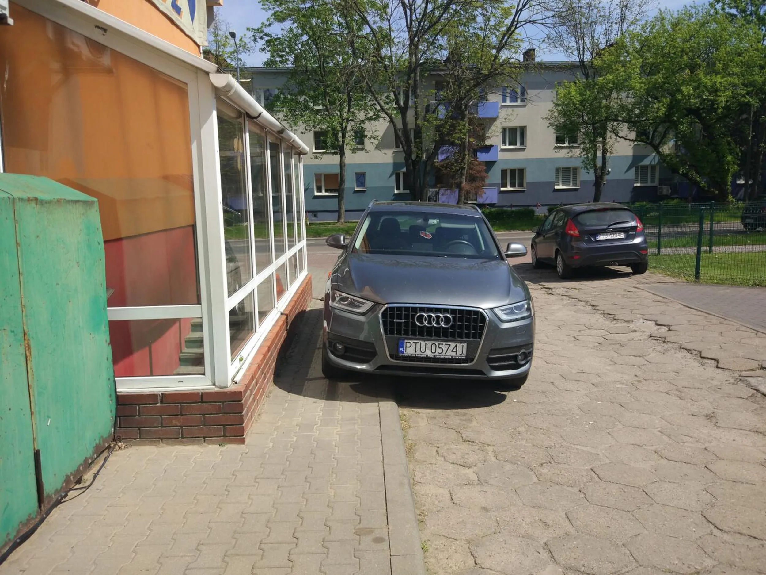 Parkuje na chodniku nie zostawiając przepisowego wolnego miejsca dla pieszych