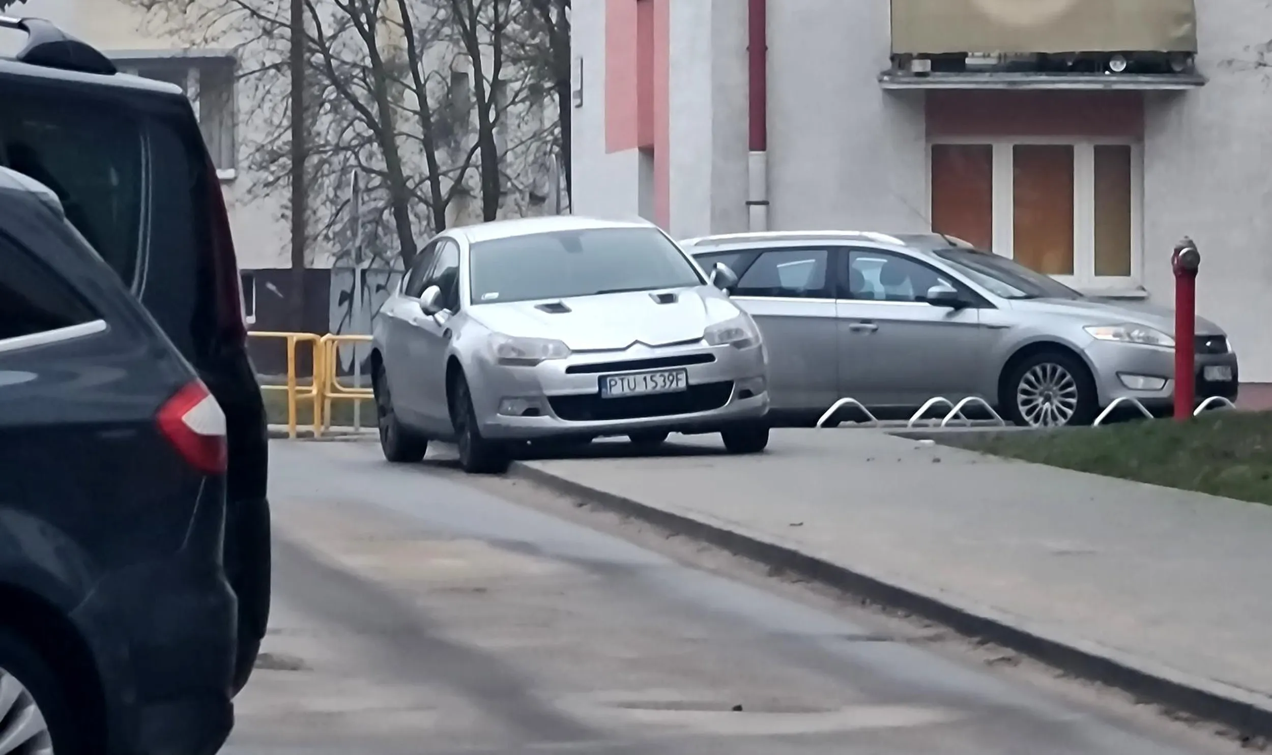 Jazda po chodniku i parkowanie połączone z blokowaniem przejscia pieszym i częściowo ulicy. Jak cię chłopie jeszcze raz tutaj zobaczę to radzę sprawdzać auto przed jazdą, bo możesz się zdziwić...